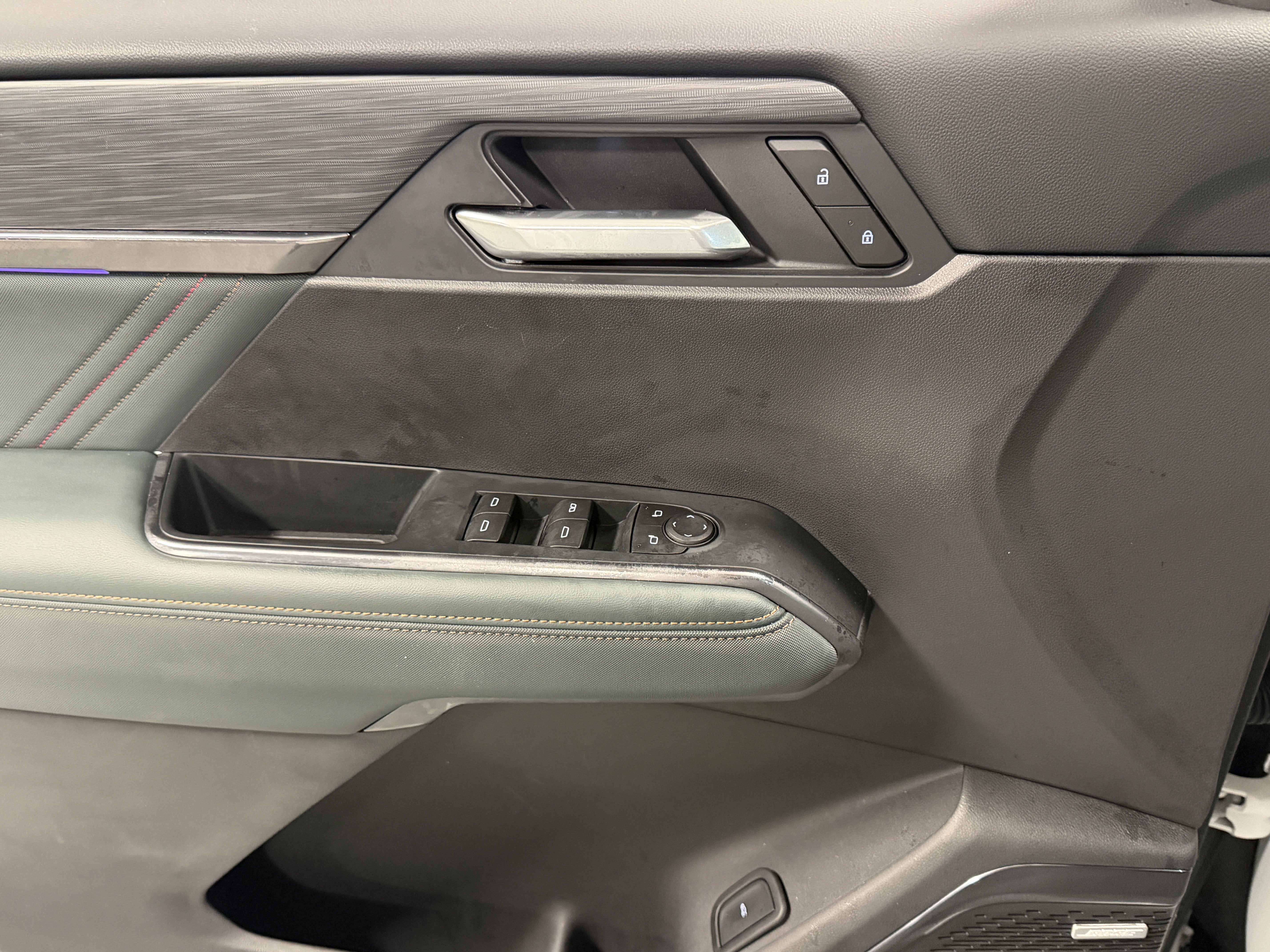 2025 GMC Acadia AWD AT4