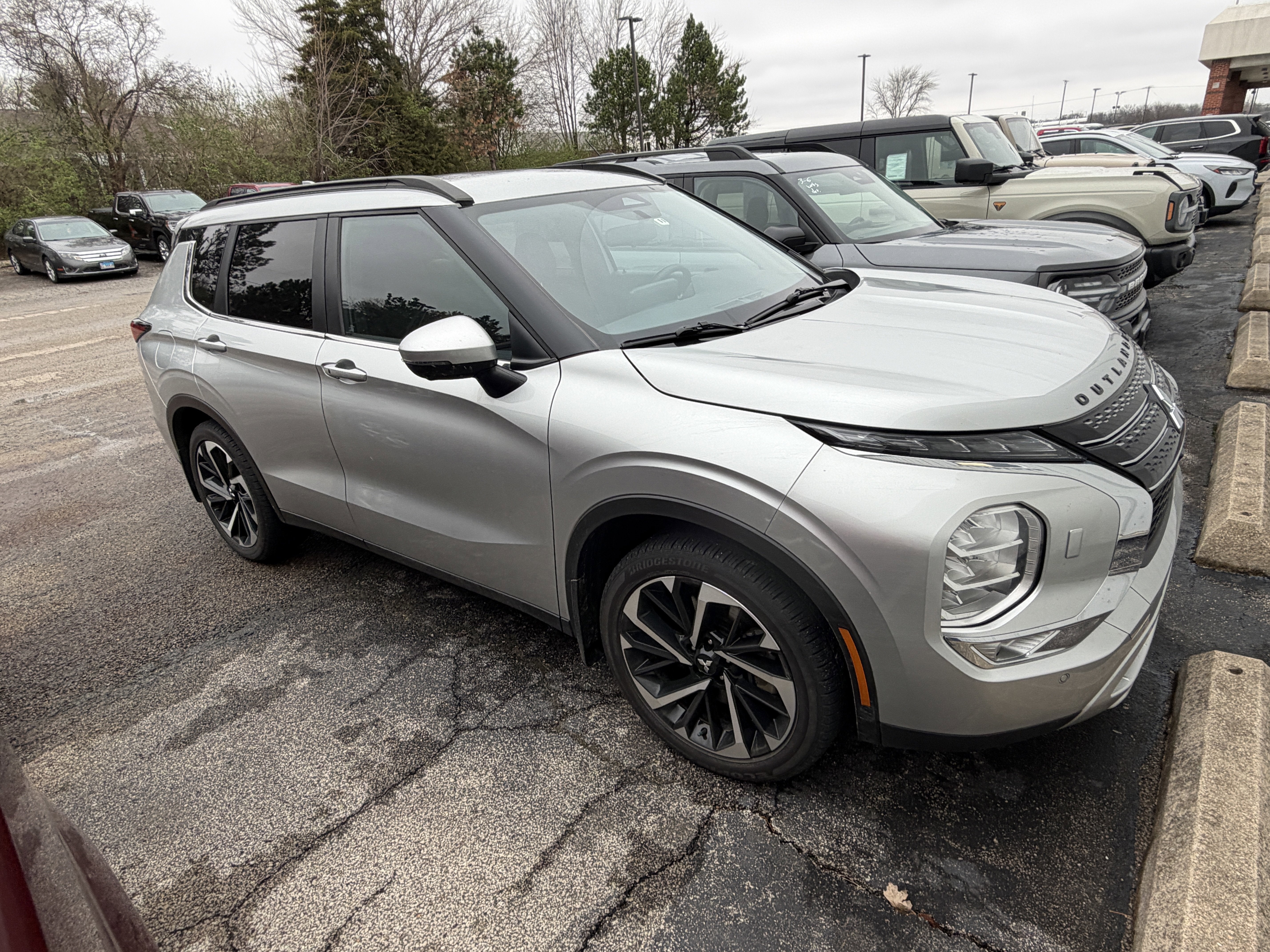 2024 Mitsubishi Outlander Base