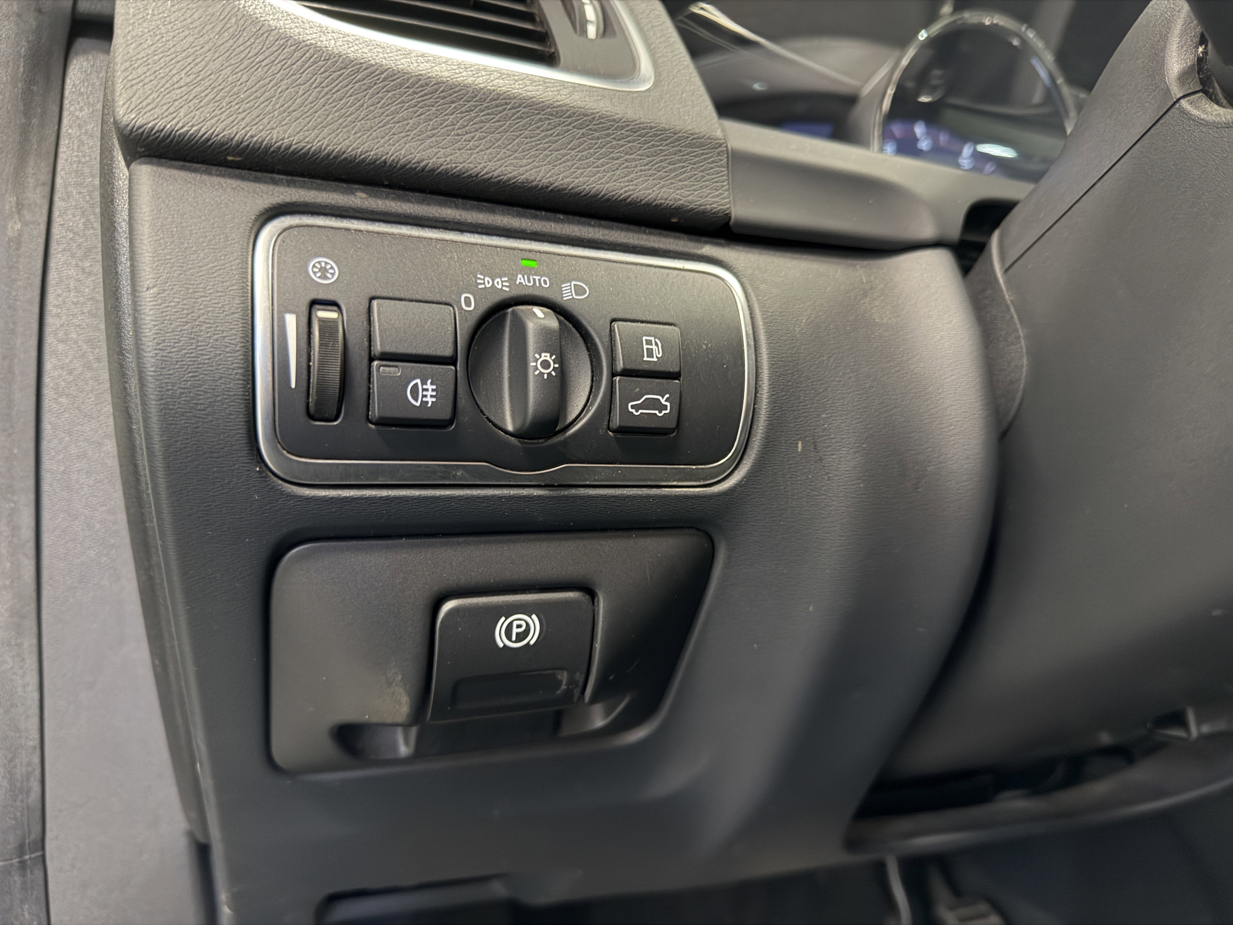 2017 Volvo V60 R-Design Platinum