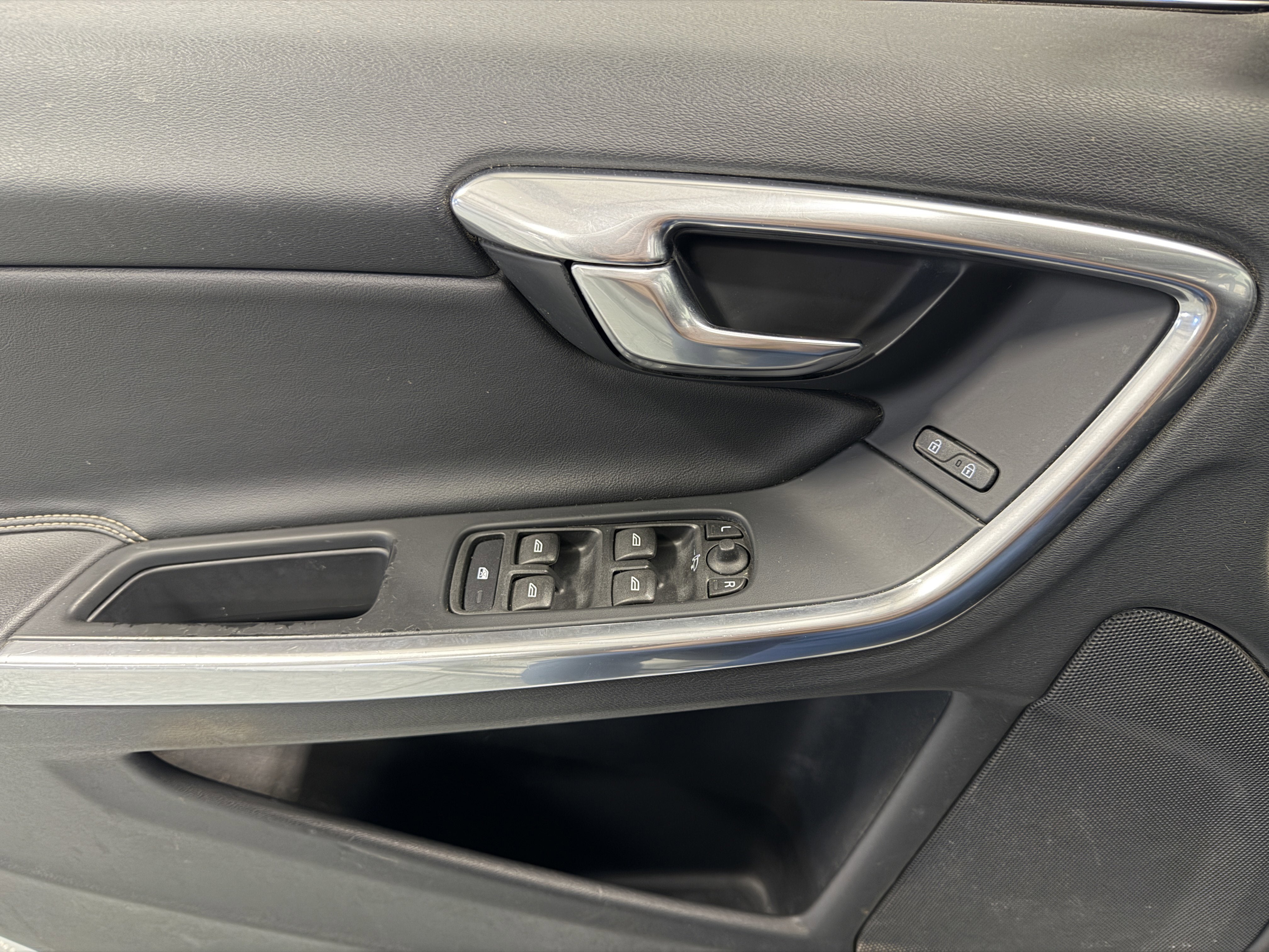 2017 Volvo V60 R-Design Platinum