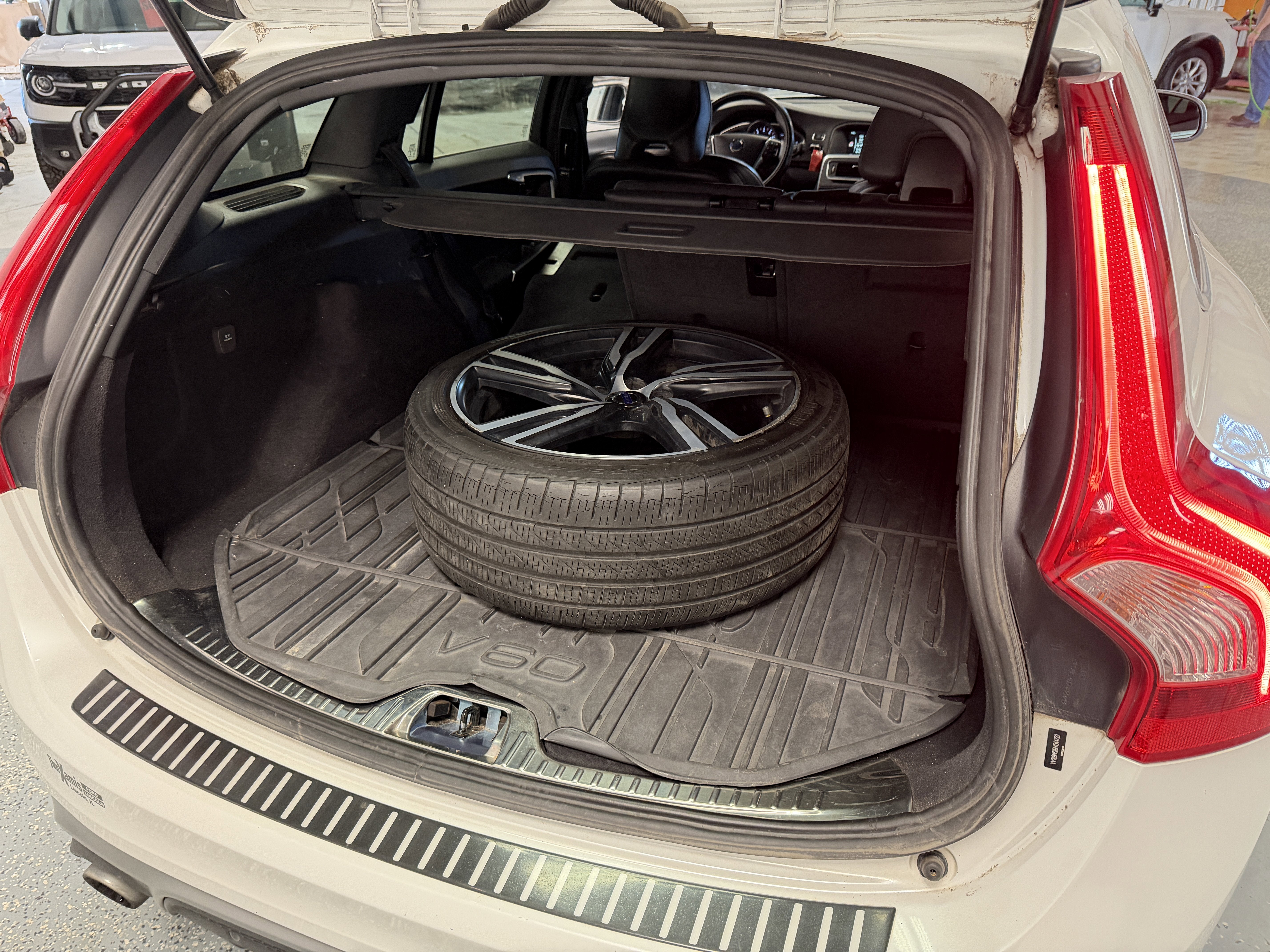 2017 Volvo V60 R-Design Platinum