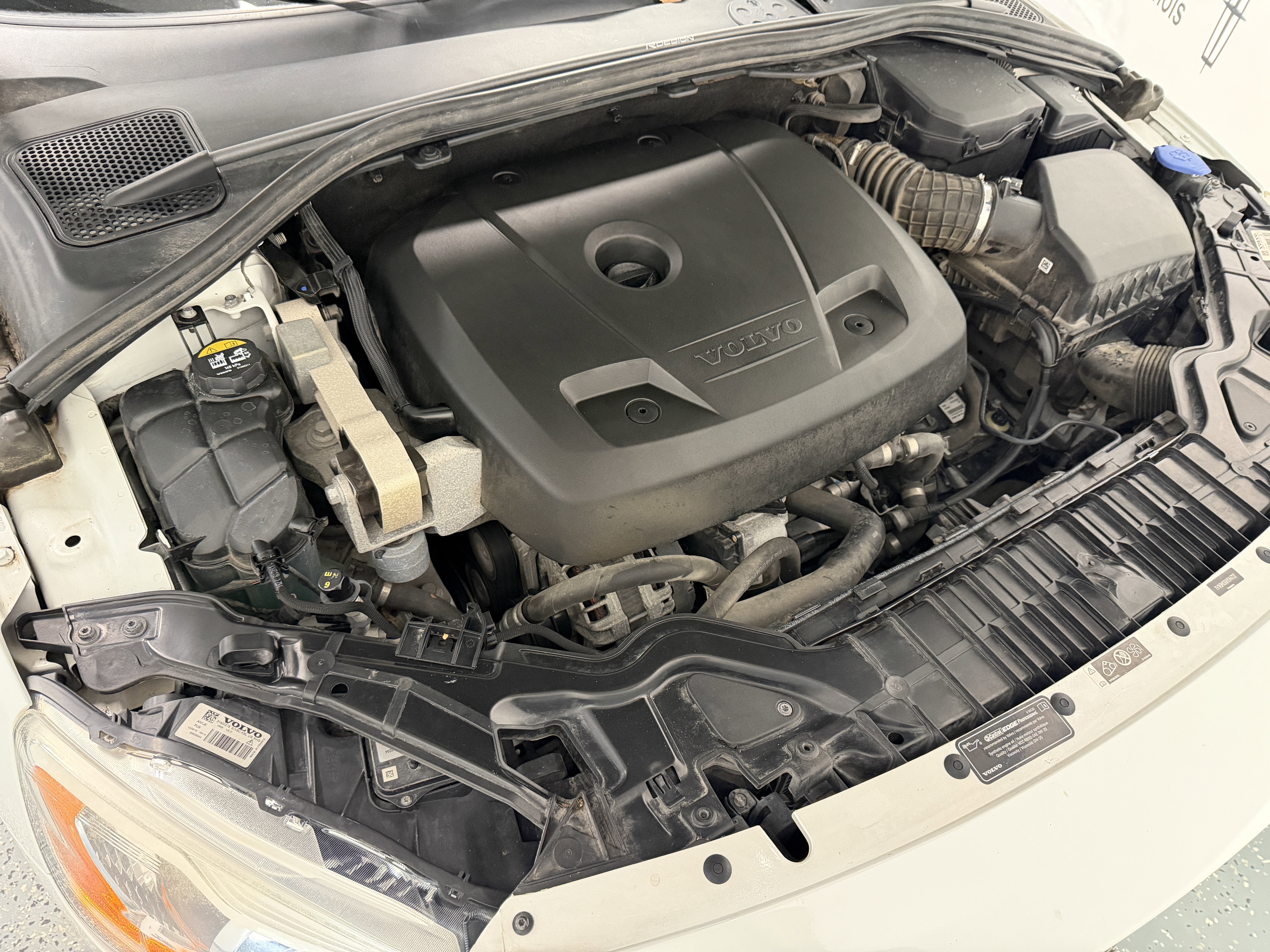 2017 Volvo V60 R-Design Platinum