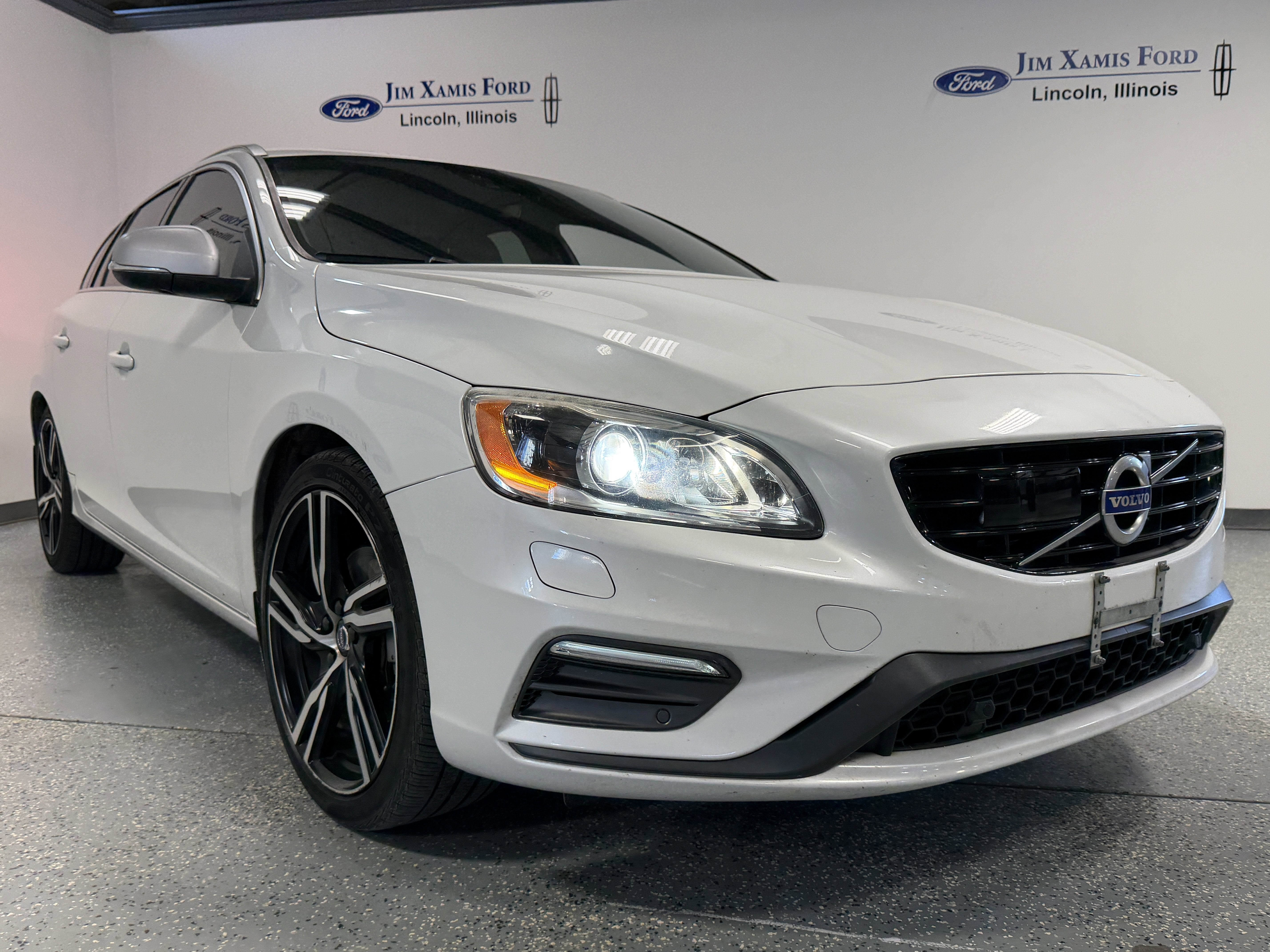 2017 Volvo V60 R-Design Platinum