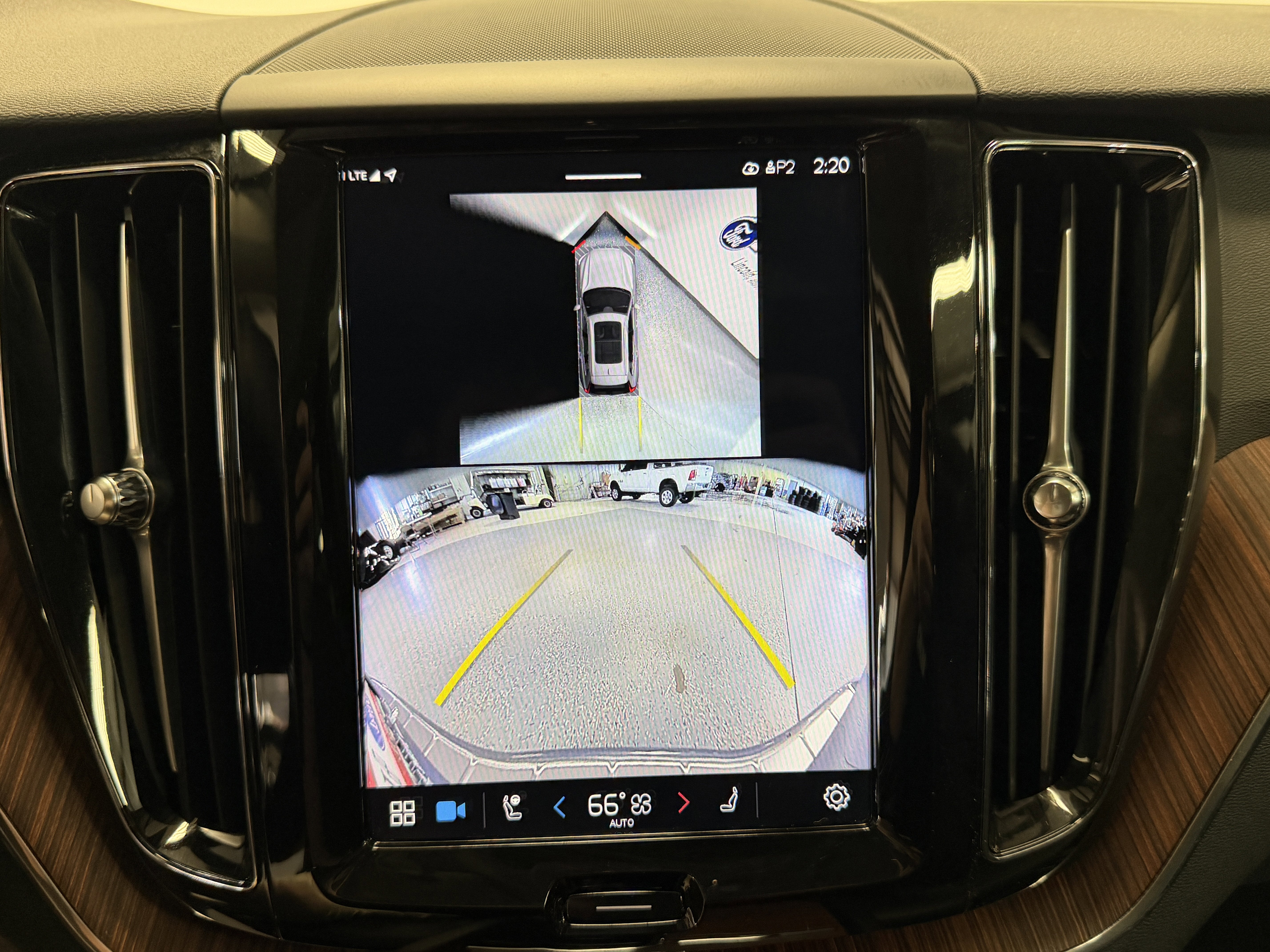 2024 Volvo XC60 Plus Dark Theme