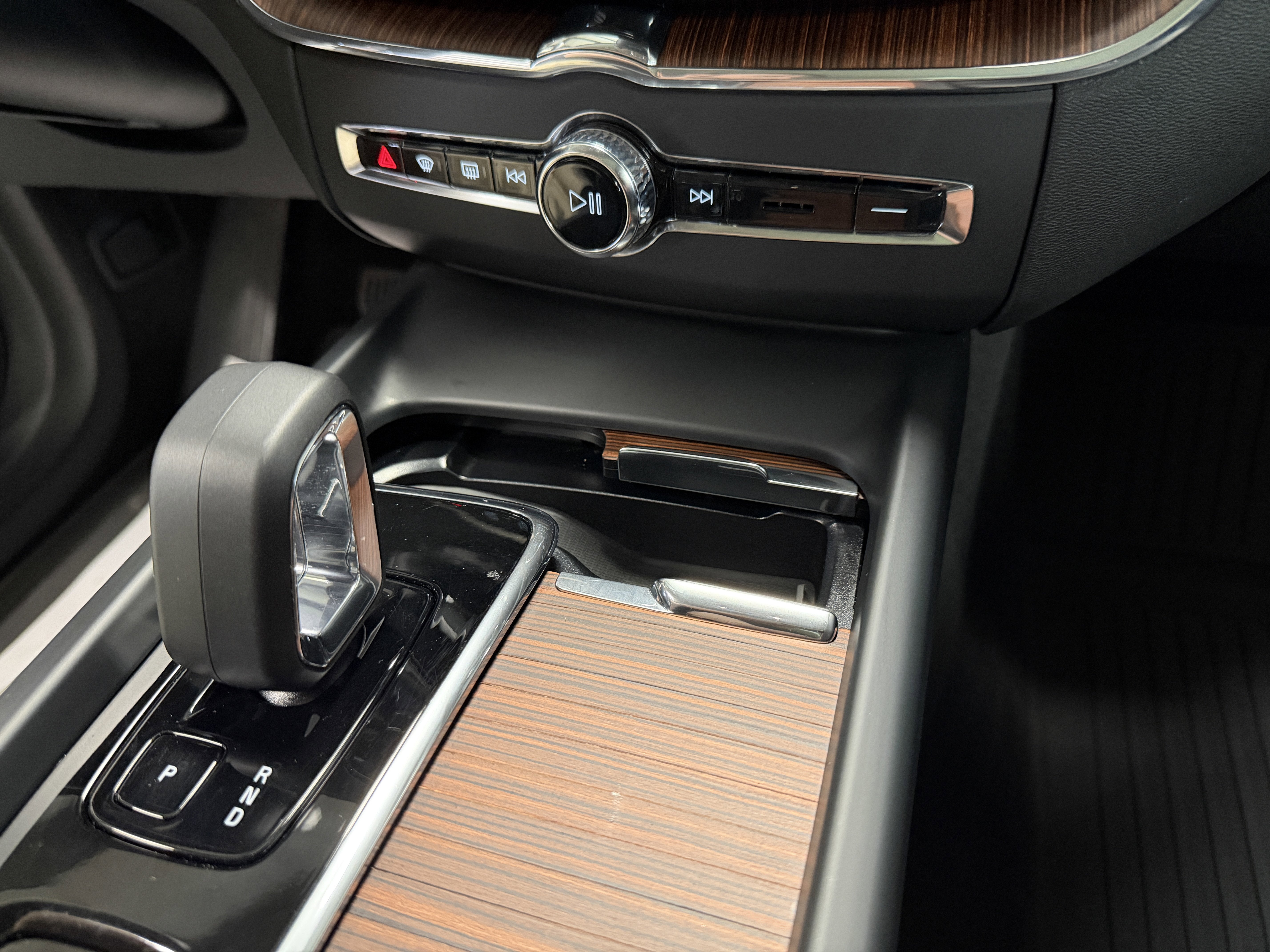 2024 Volvo XC60 Plus Dark Theme