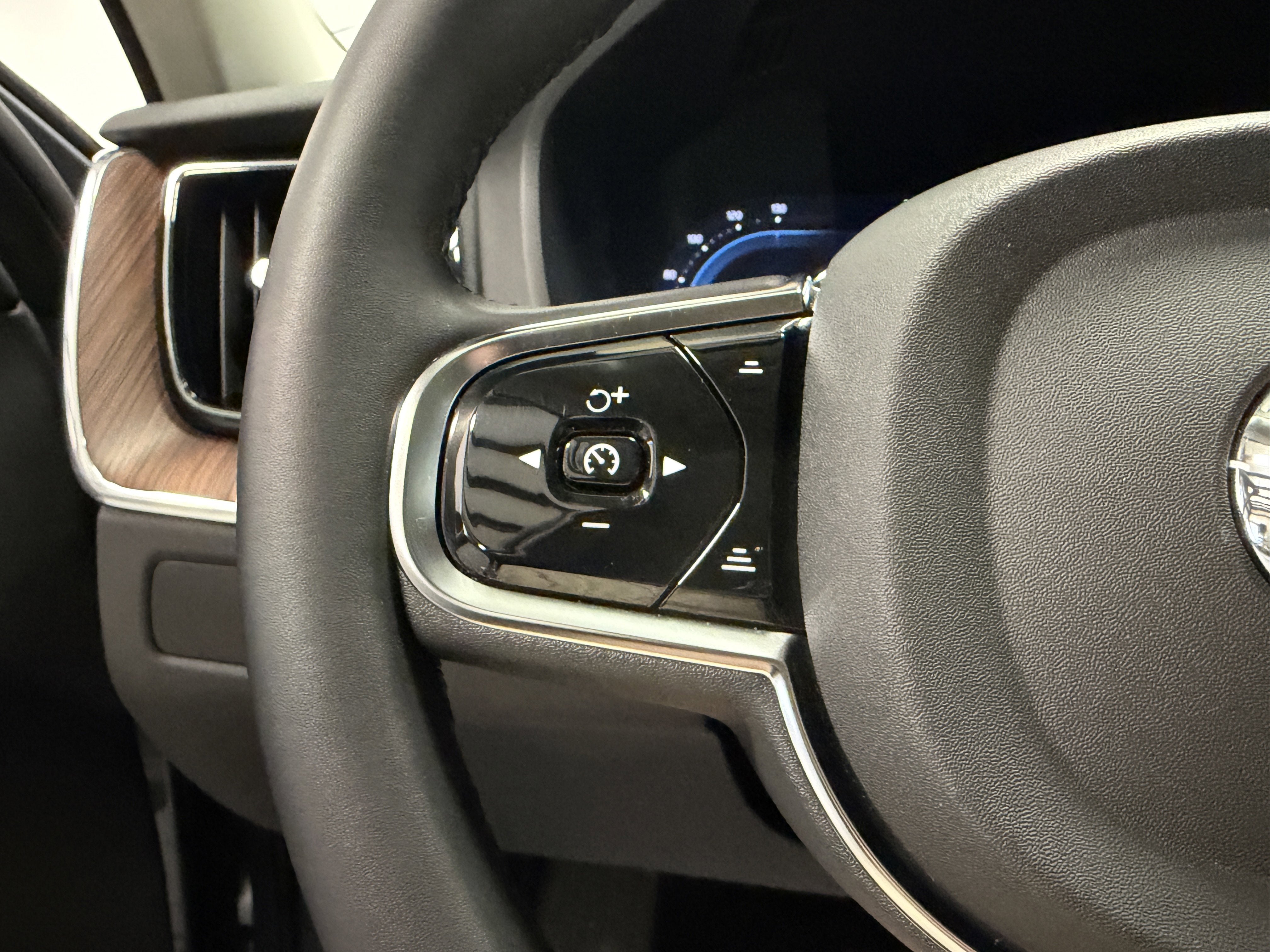 2024 Volvo XC60 Plus Dark Theme