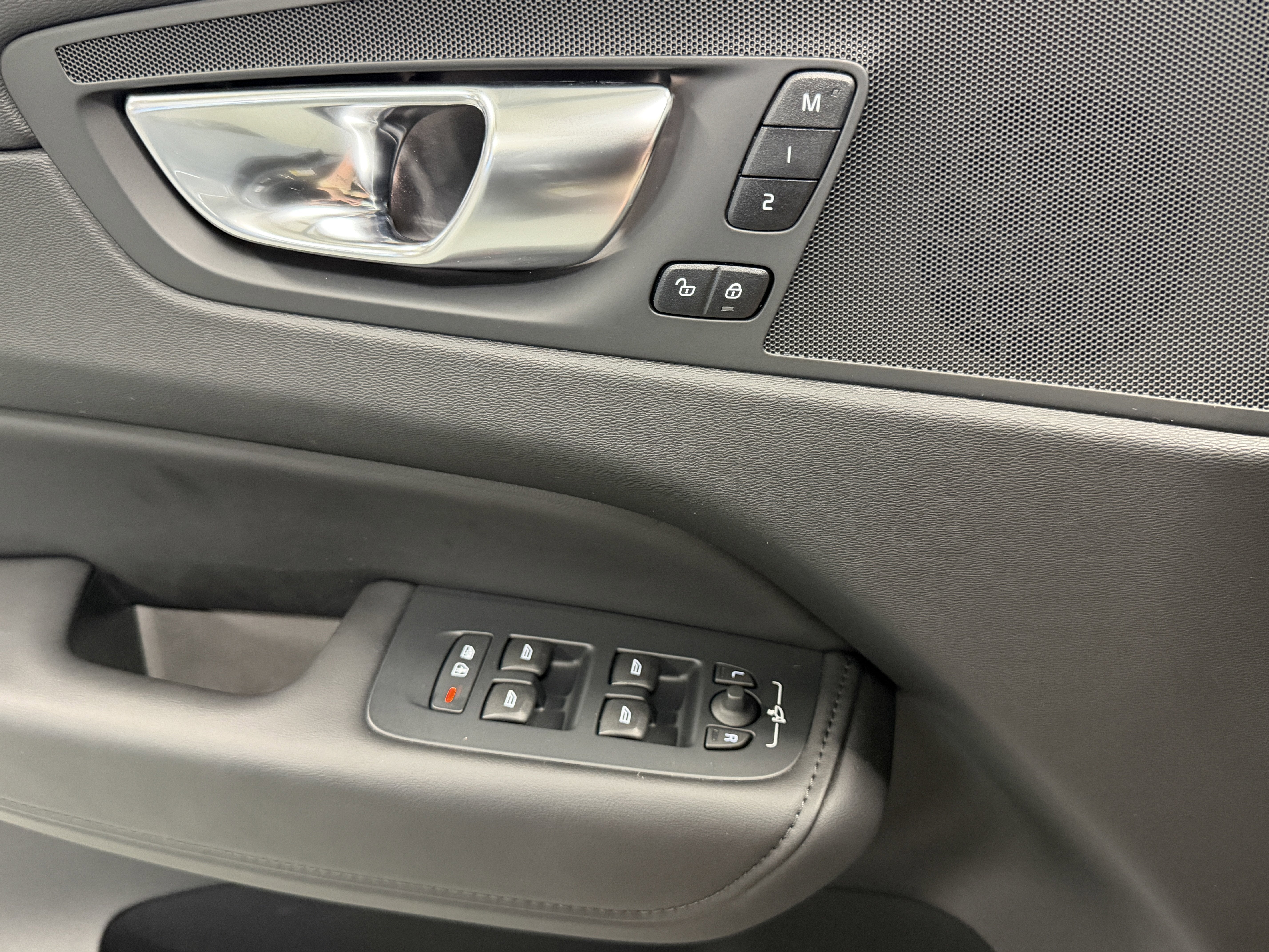 2024 Volvo XC60 Plus Dark Theme