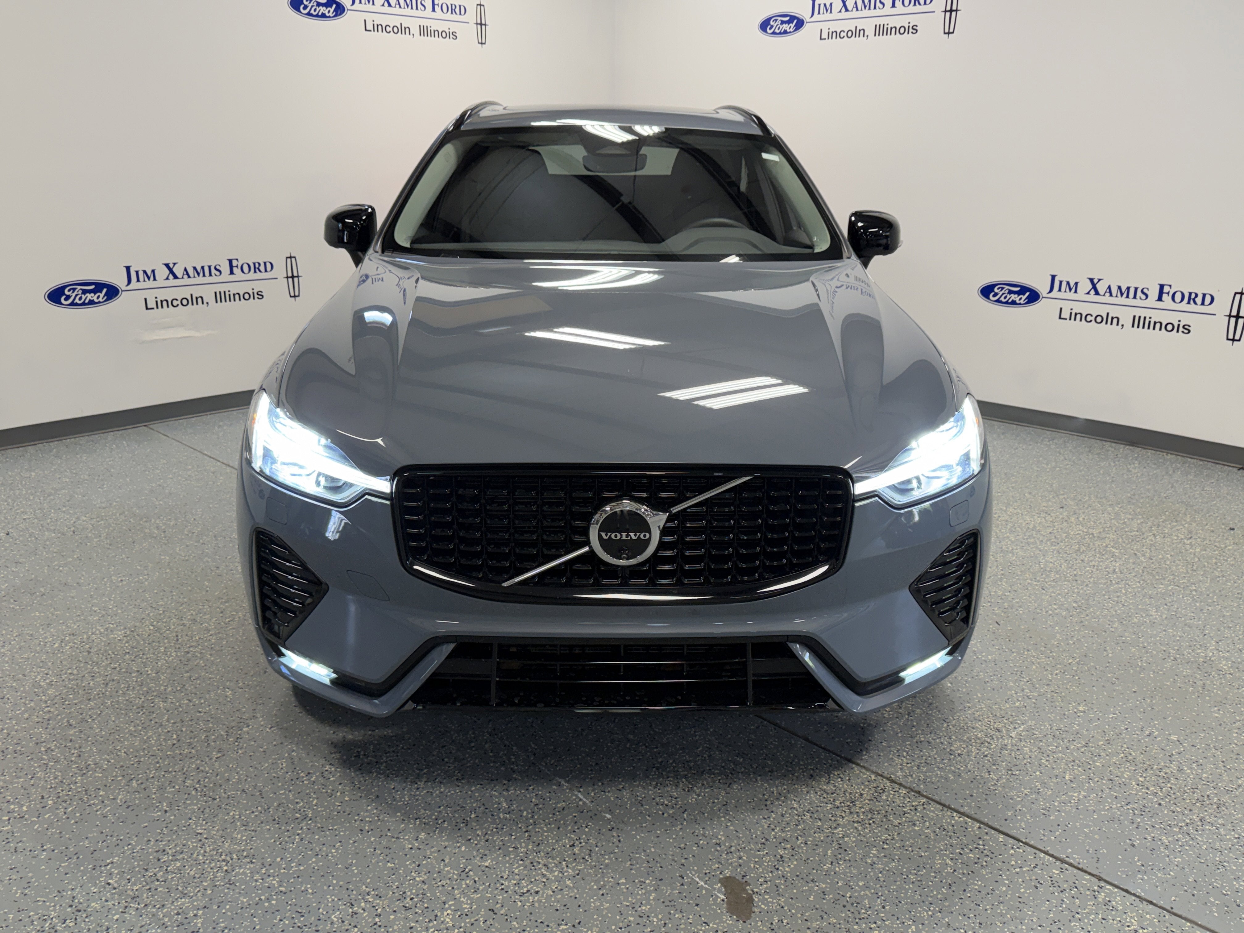 2024 Volvo XC60 Plus Dark Theme