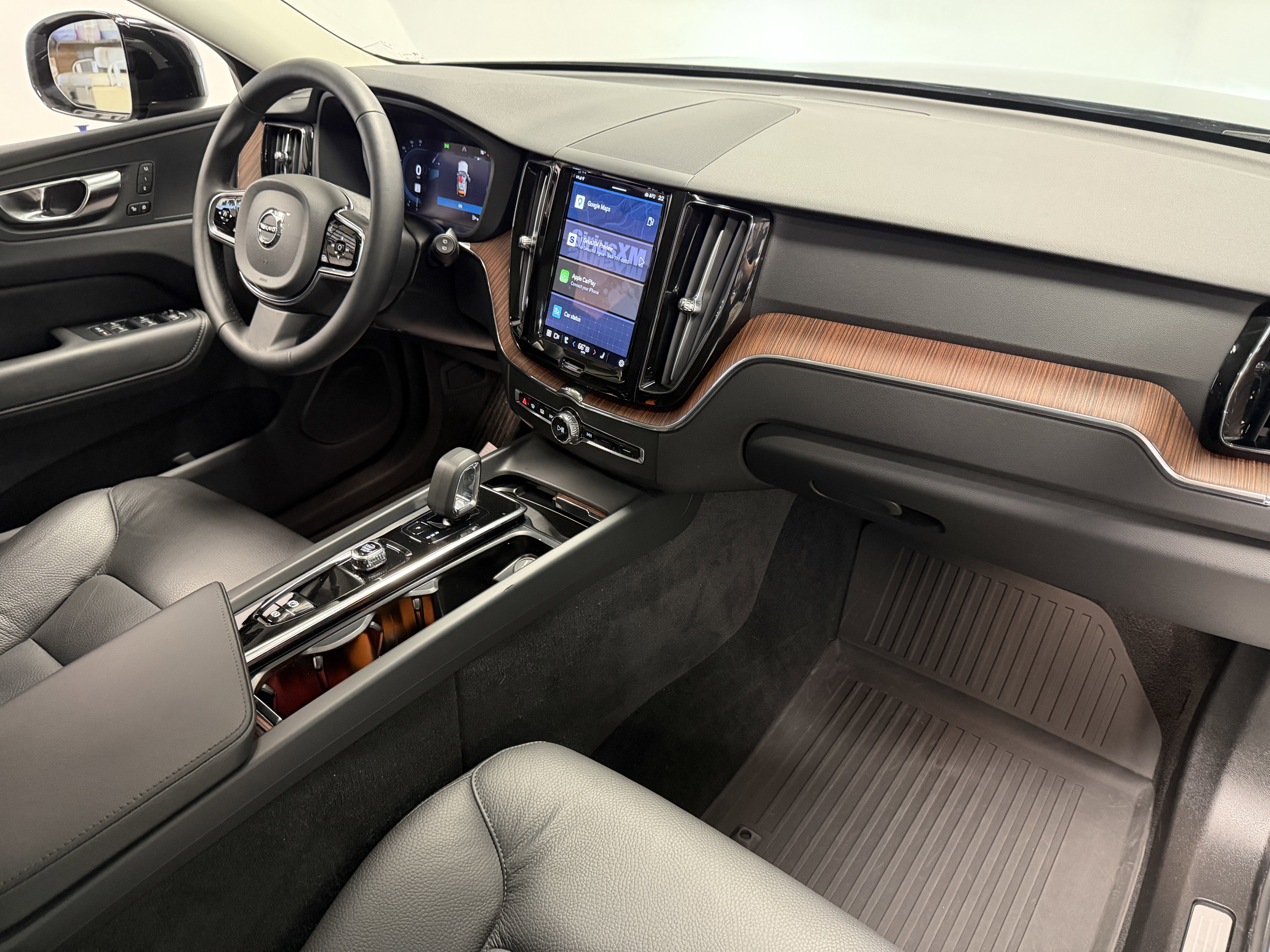 2024 Volvo XC60 Plus Dark Theme