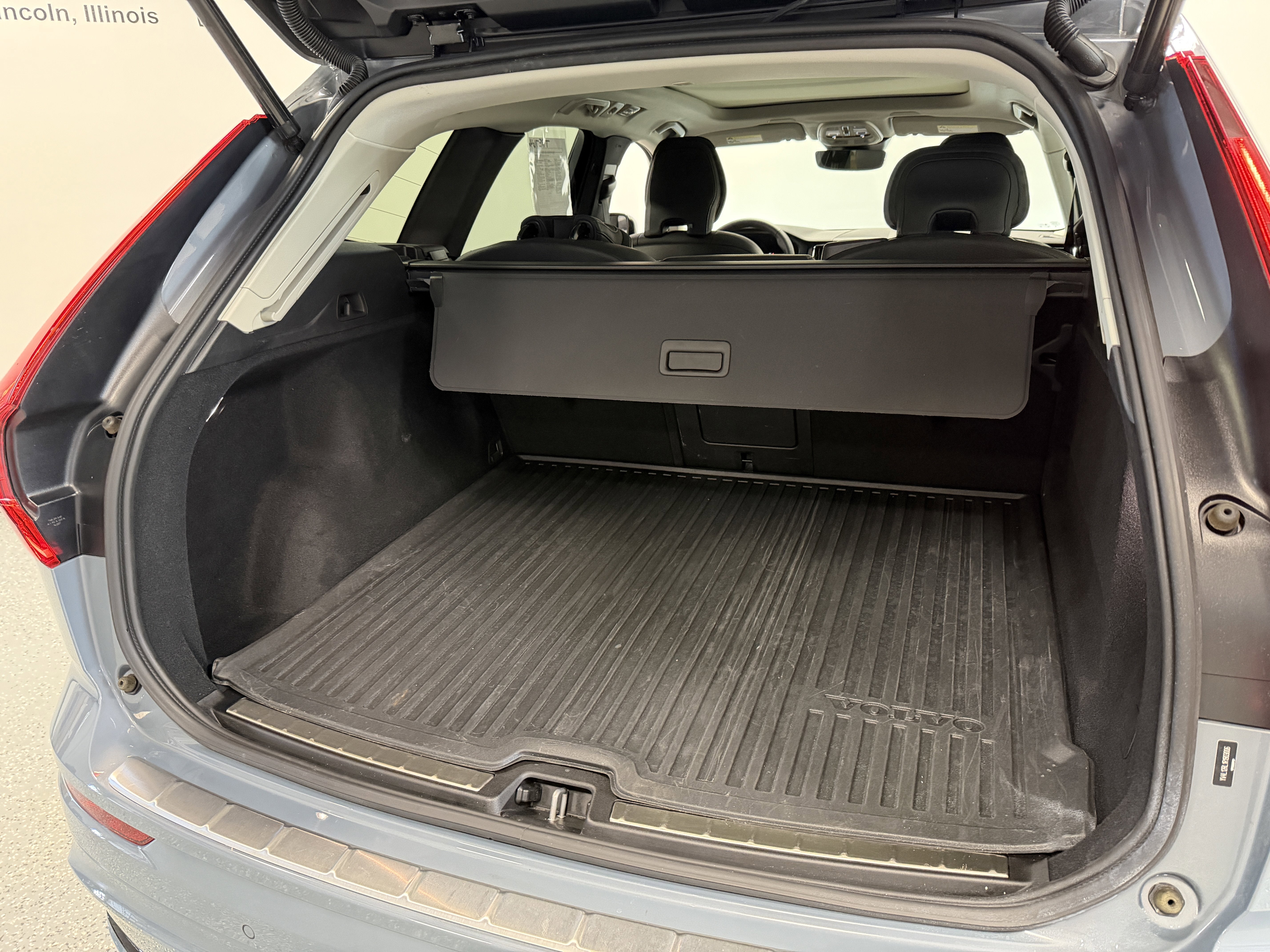 2024 Volvo XC60 Plus Dark Theme
