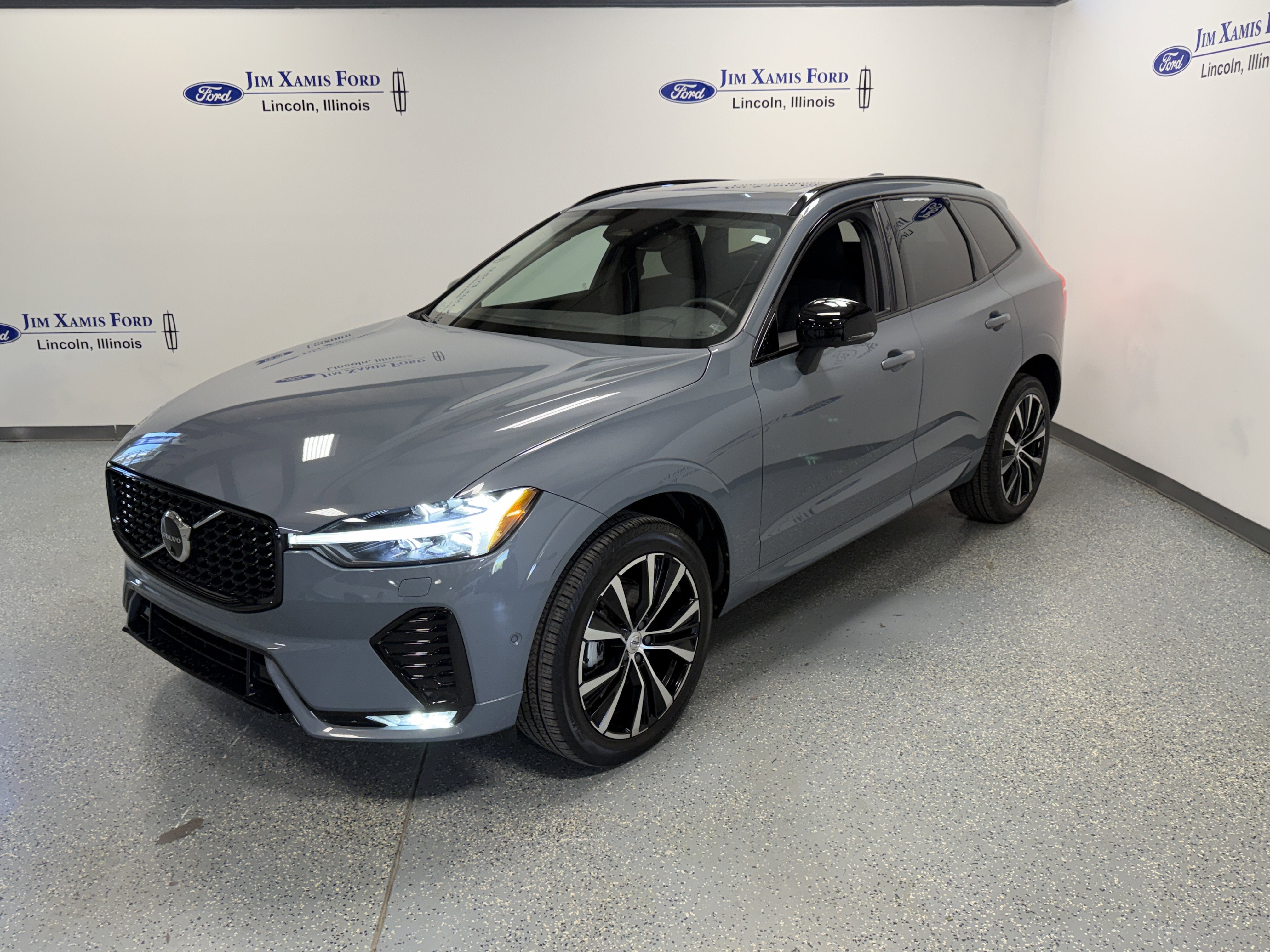 2024 Volvo XC60 Plus Dark Theme