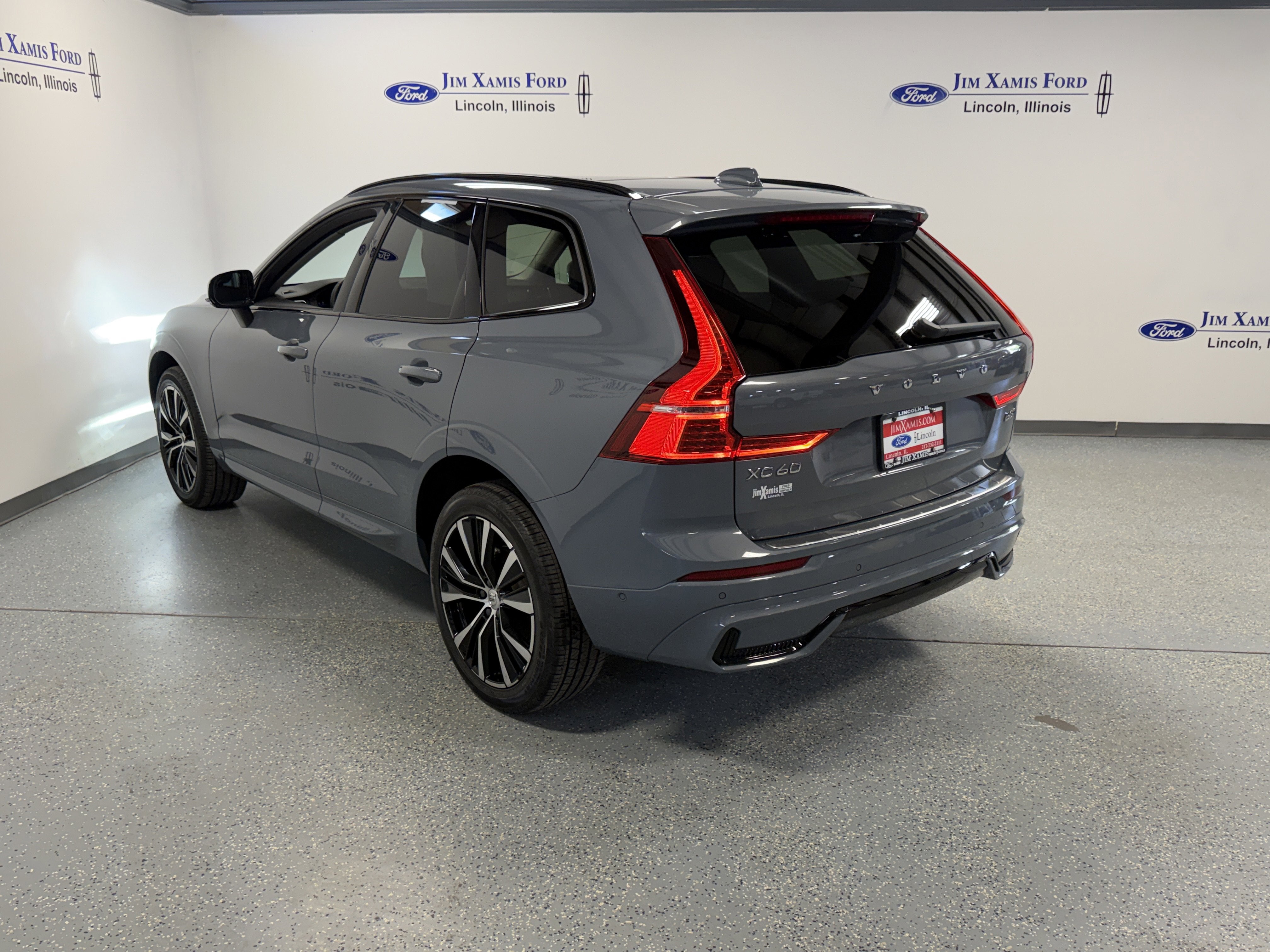 2024 Volvo XC60 Plus Dark Theme