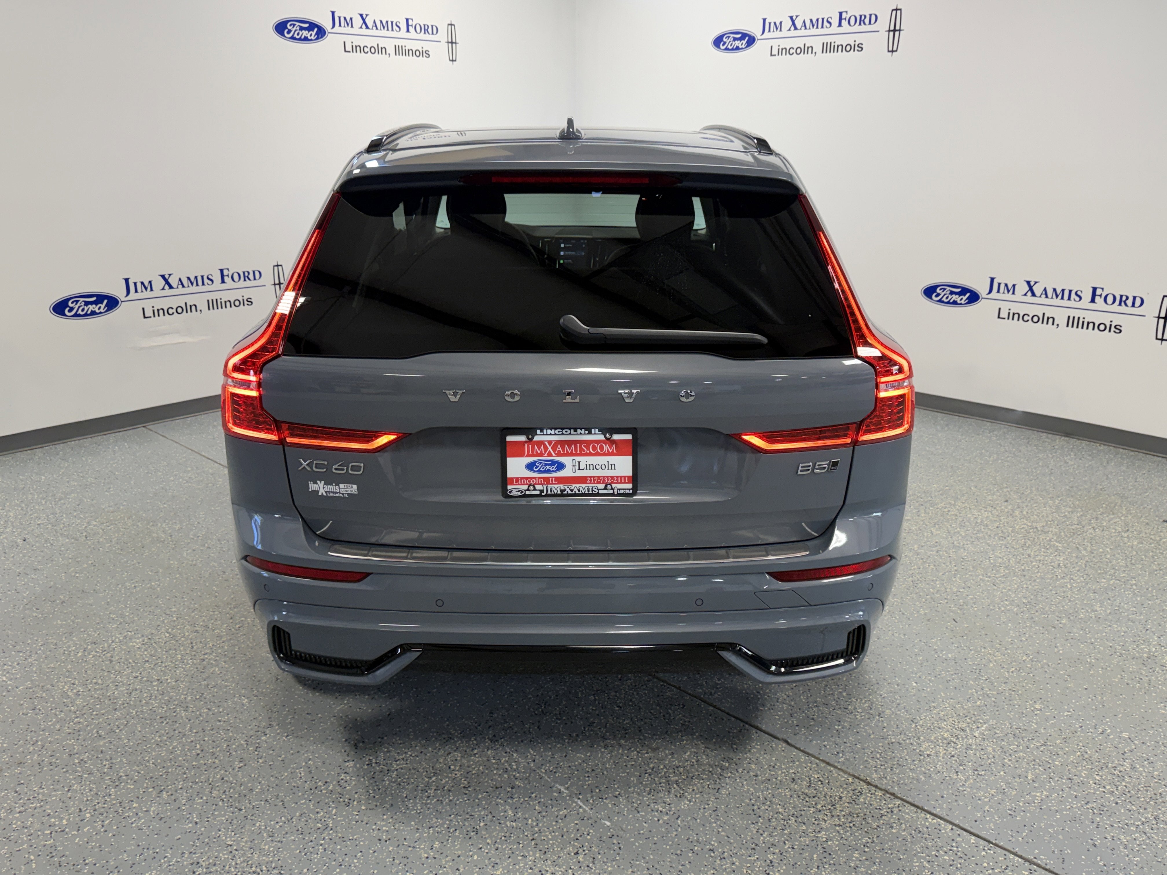 2024 Volvo XC60 Plus Dark Theme
