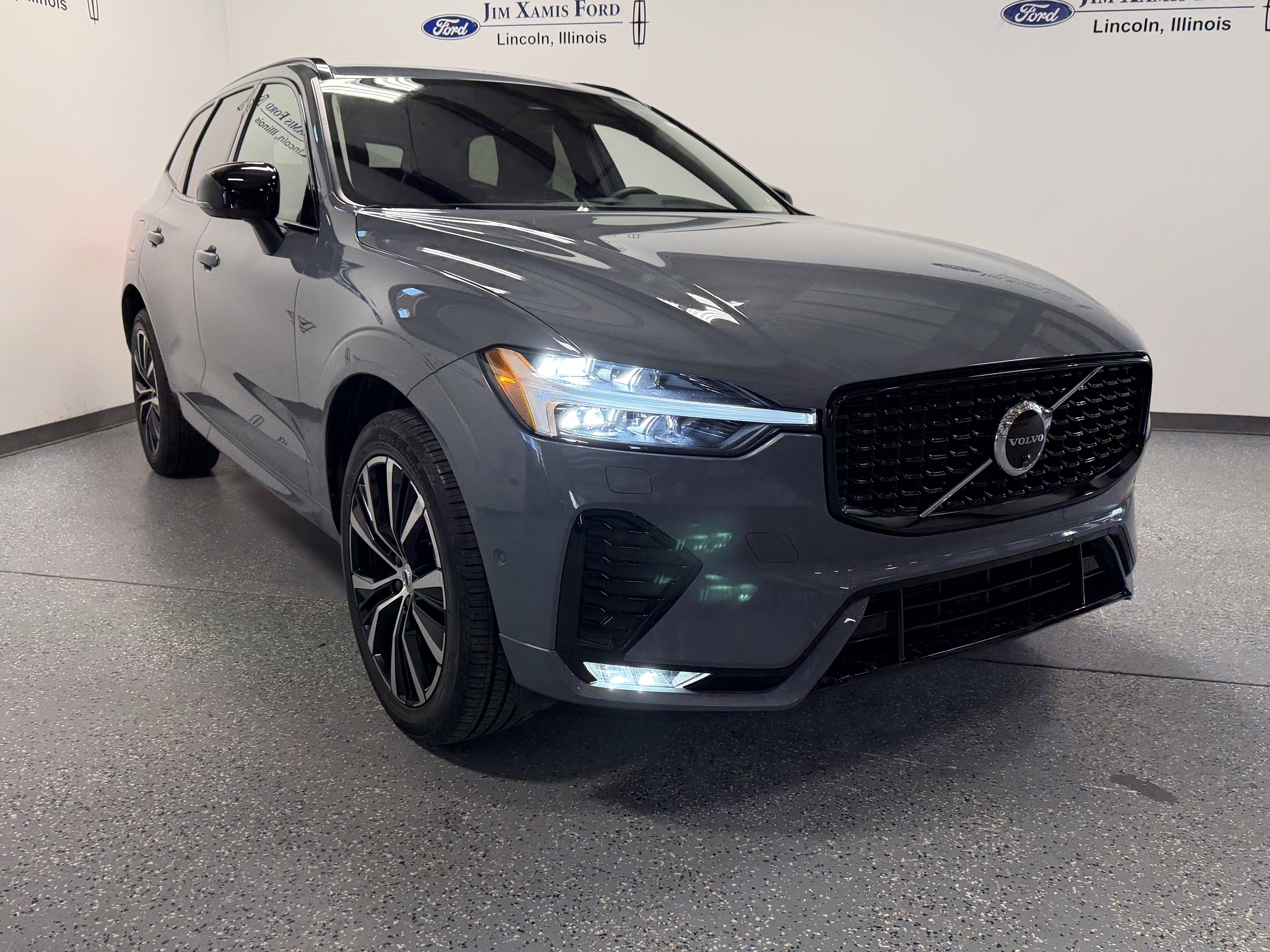 2024 Volvo XC60 Plus Dark Theme