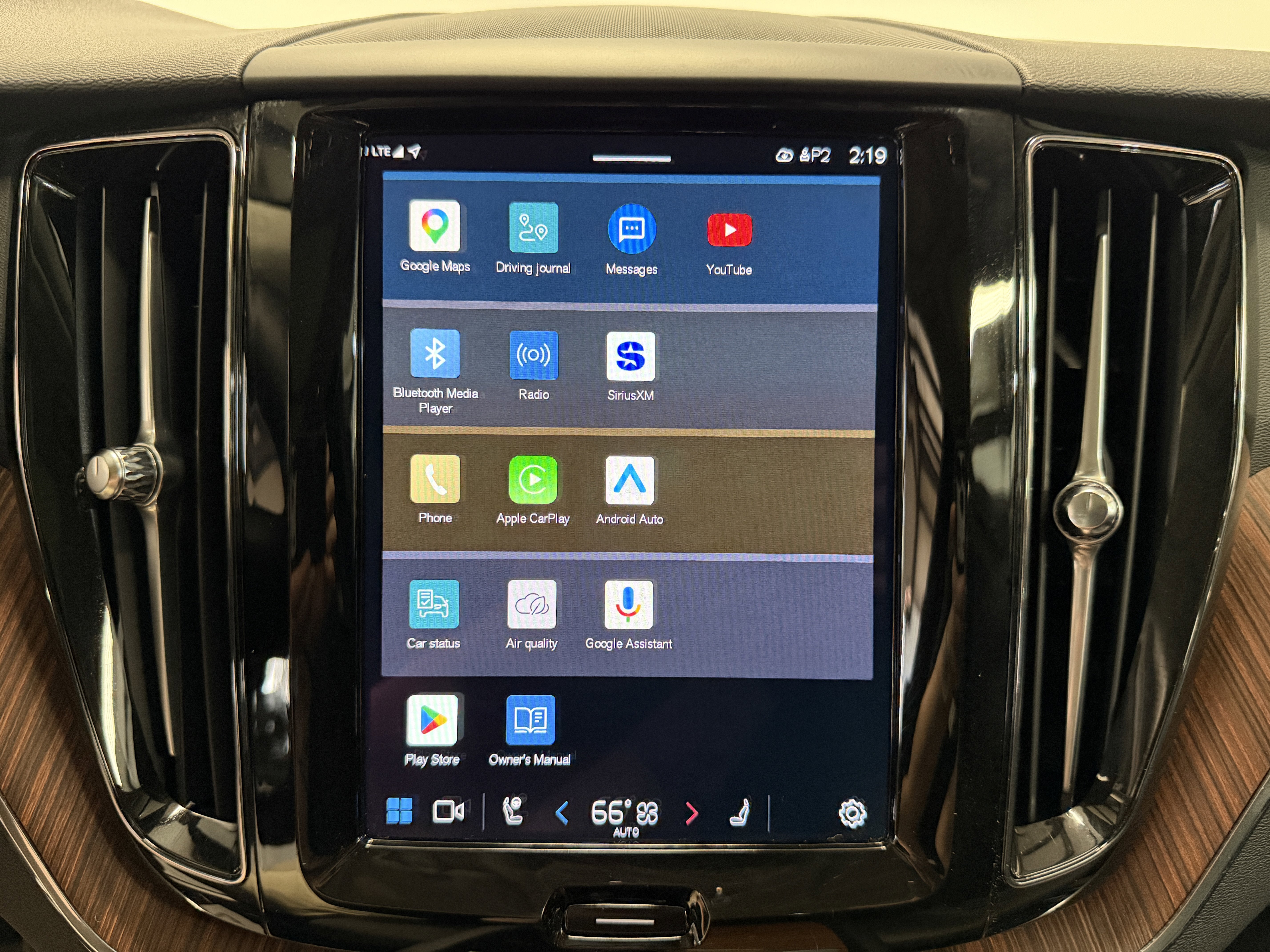 2024 Volvo XC60 Plus Dark Theme
