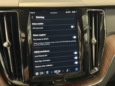 2024 Volvo XC60 Plus Dark Theme