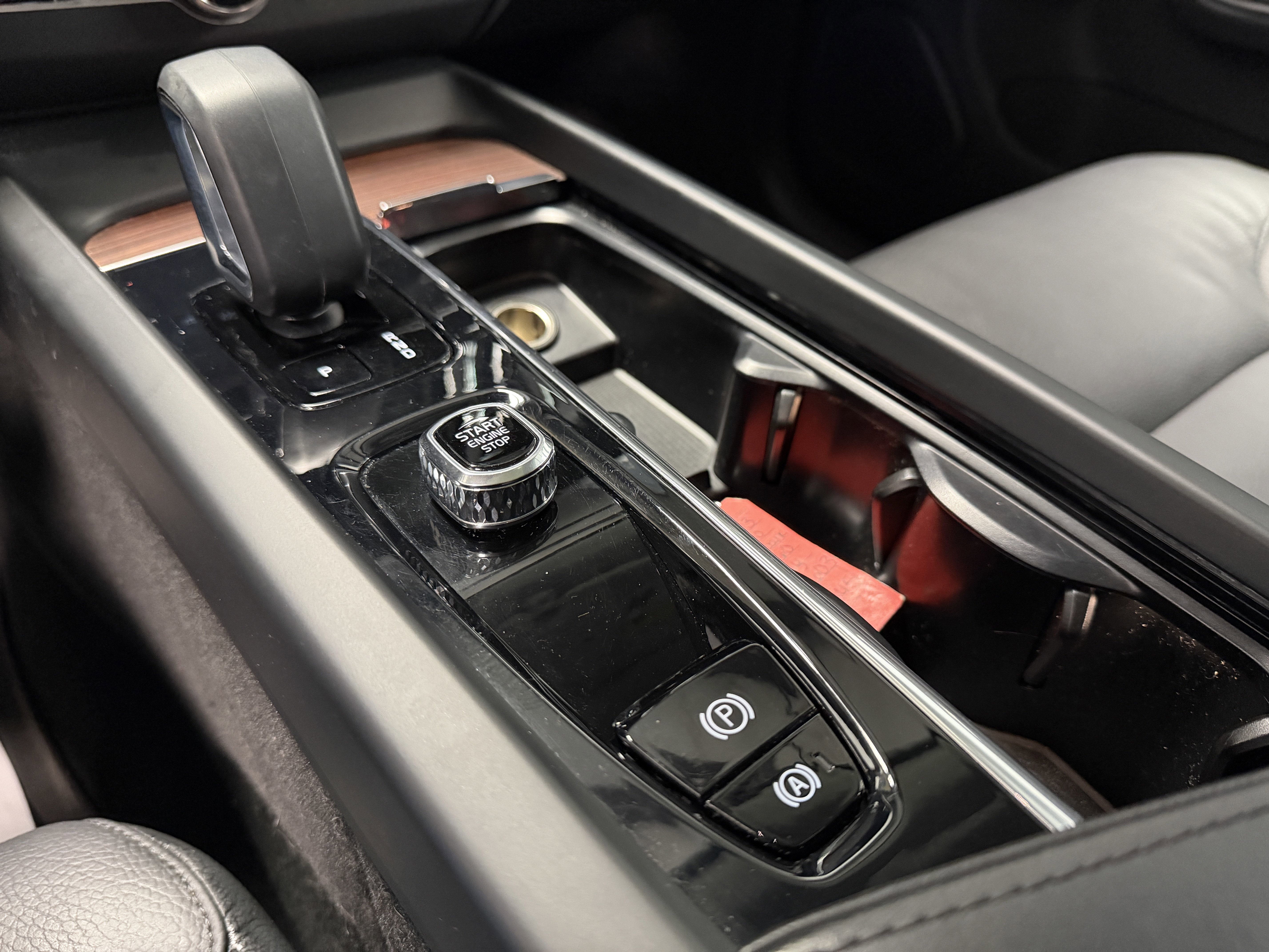 2023 Volvo XC60 Plus Dark Theme