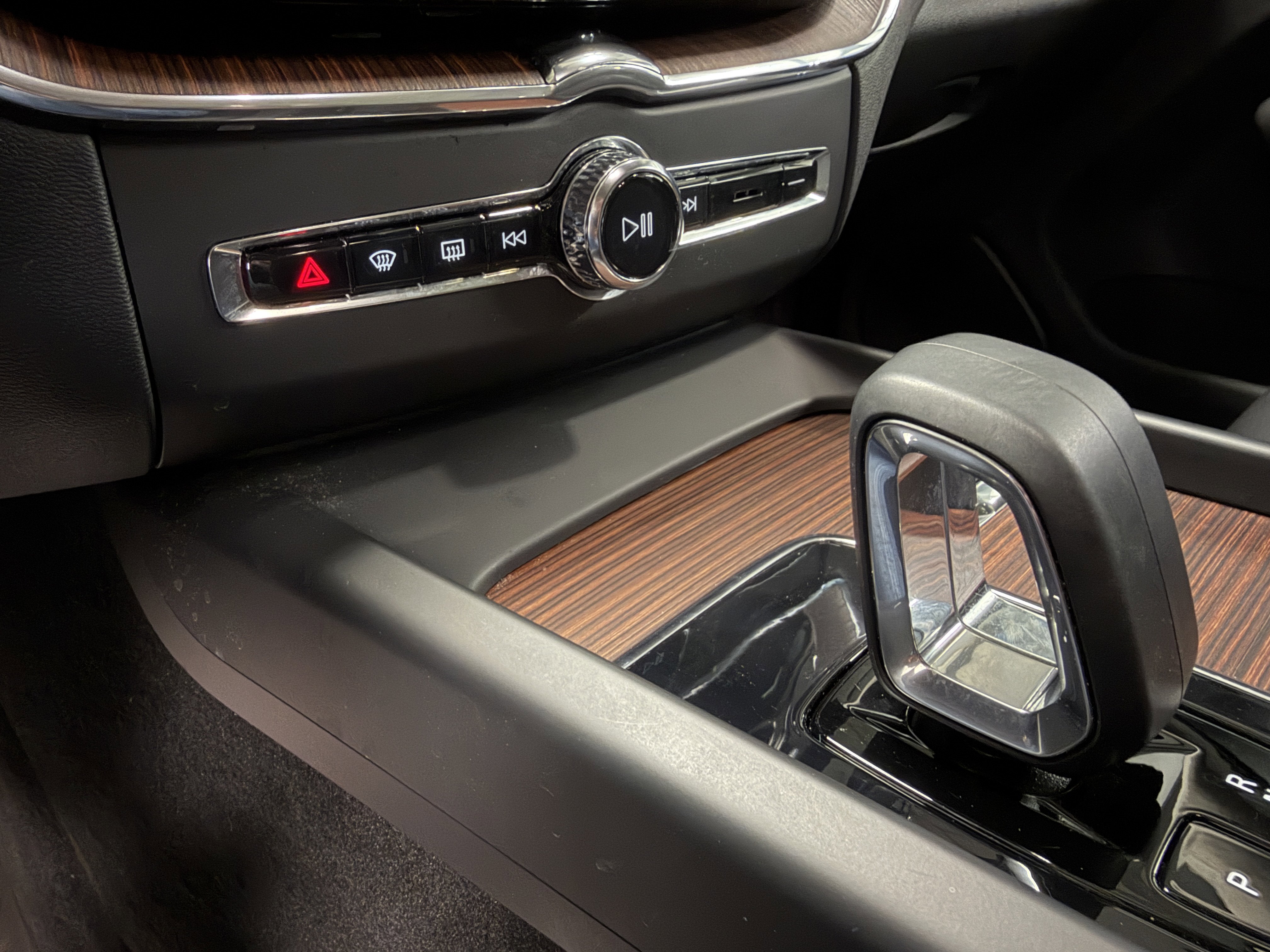 2023 Volvo XC60 Plus Dark Theme