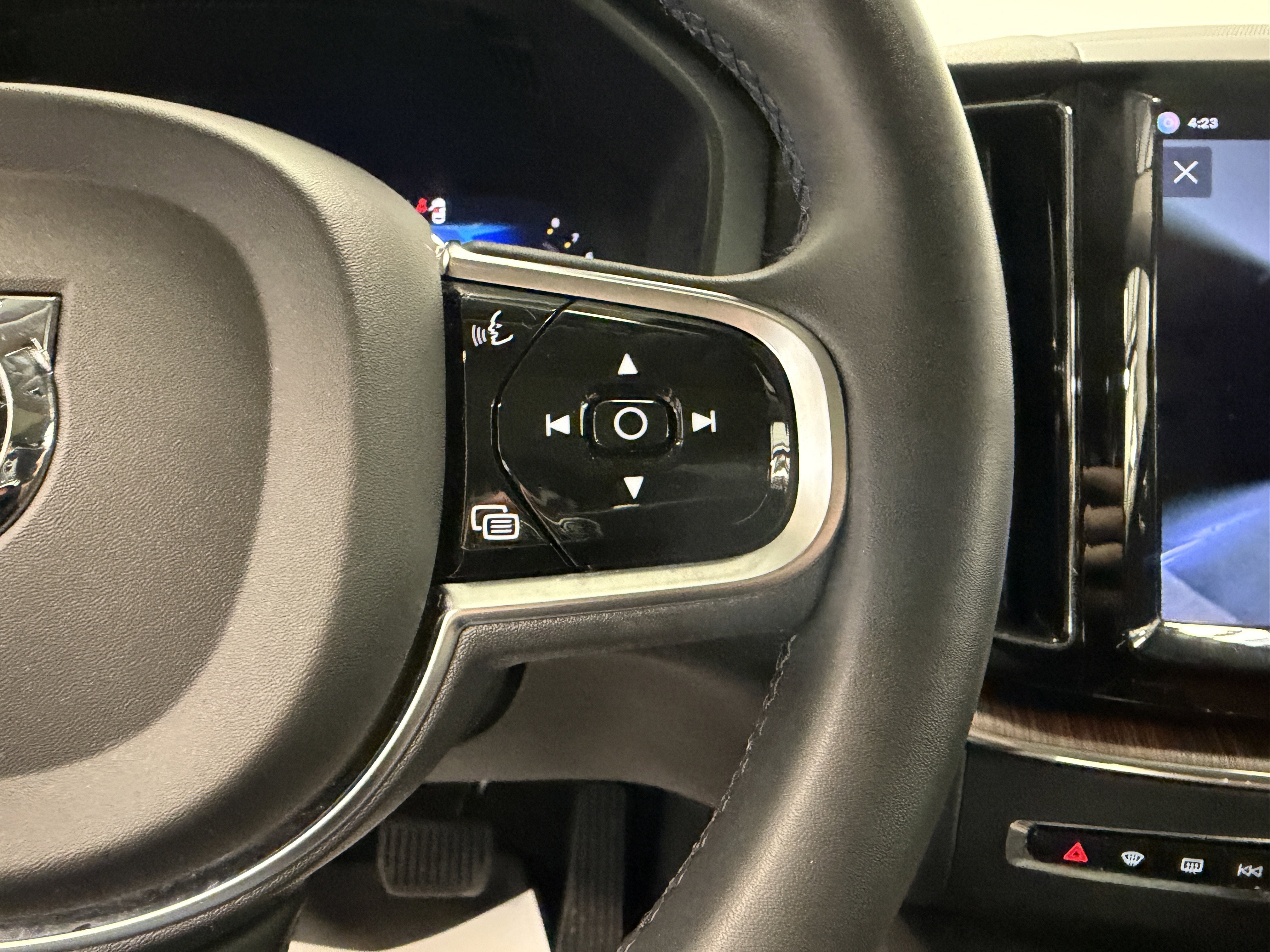 2023 Volvo XC60 Plus Dark Theme