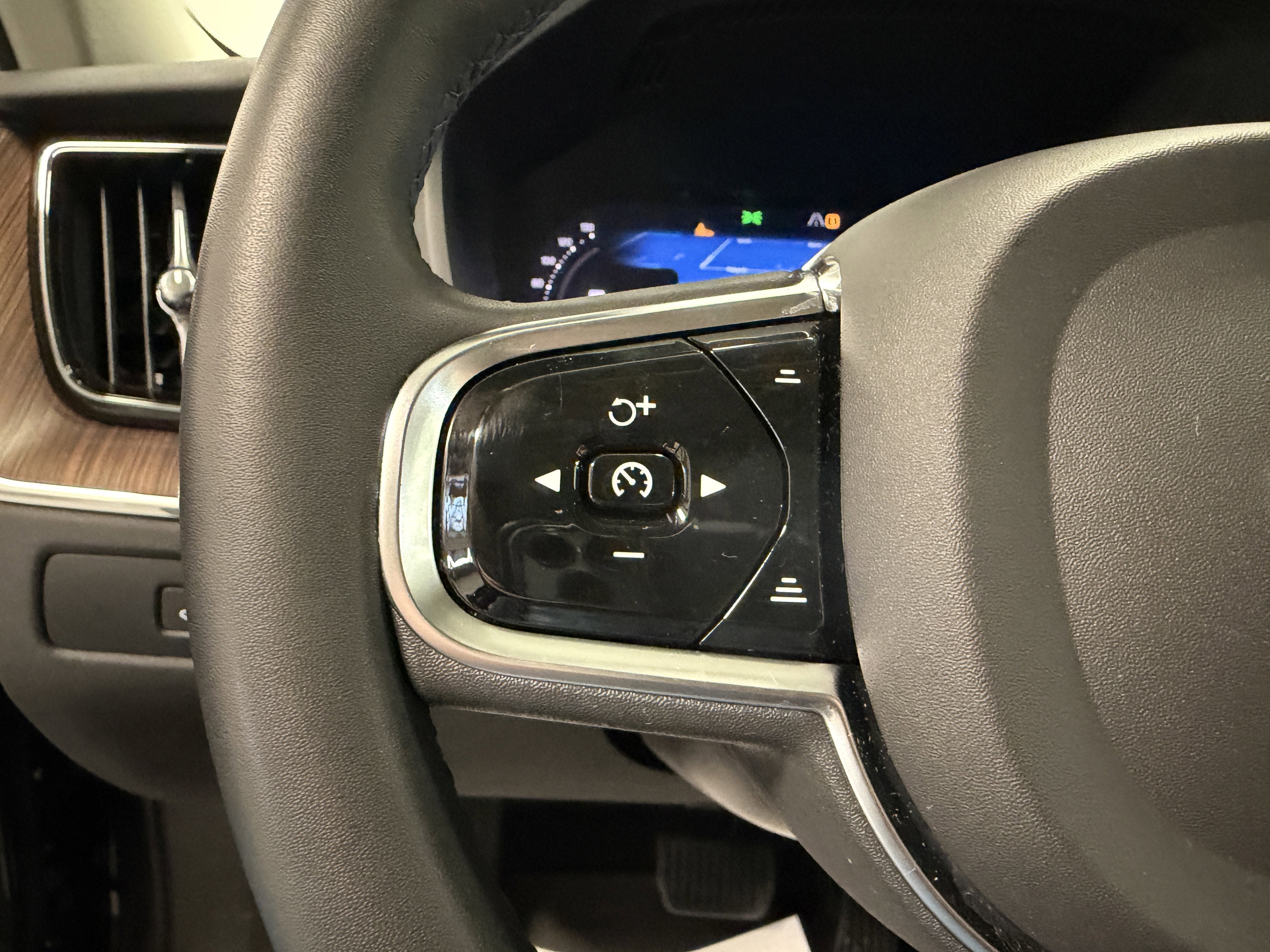 2023 Volvo XC60 Plus Dark Theme