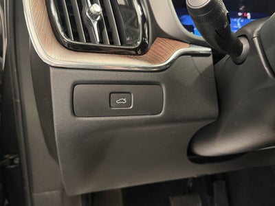 2023 Volvo XC60 Plus Dark Theme
