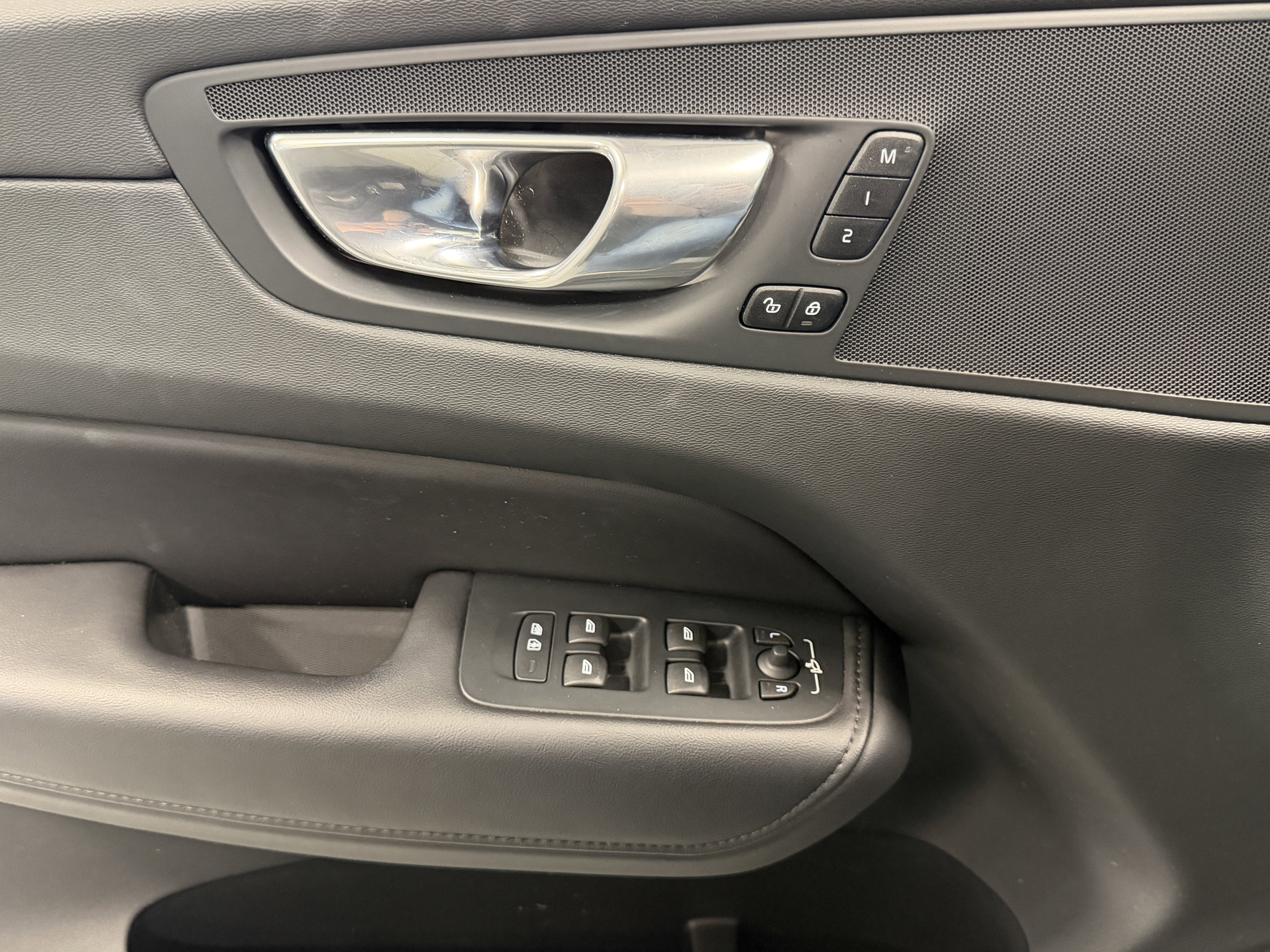 2023 Volvo XC60 Plus Dark Theme