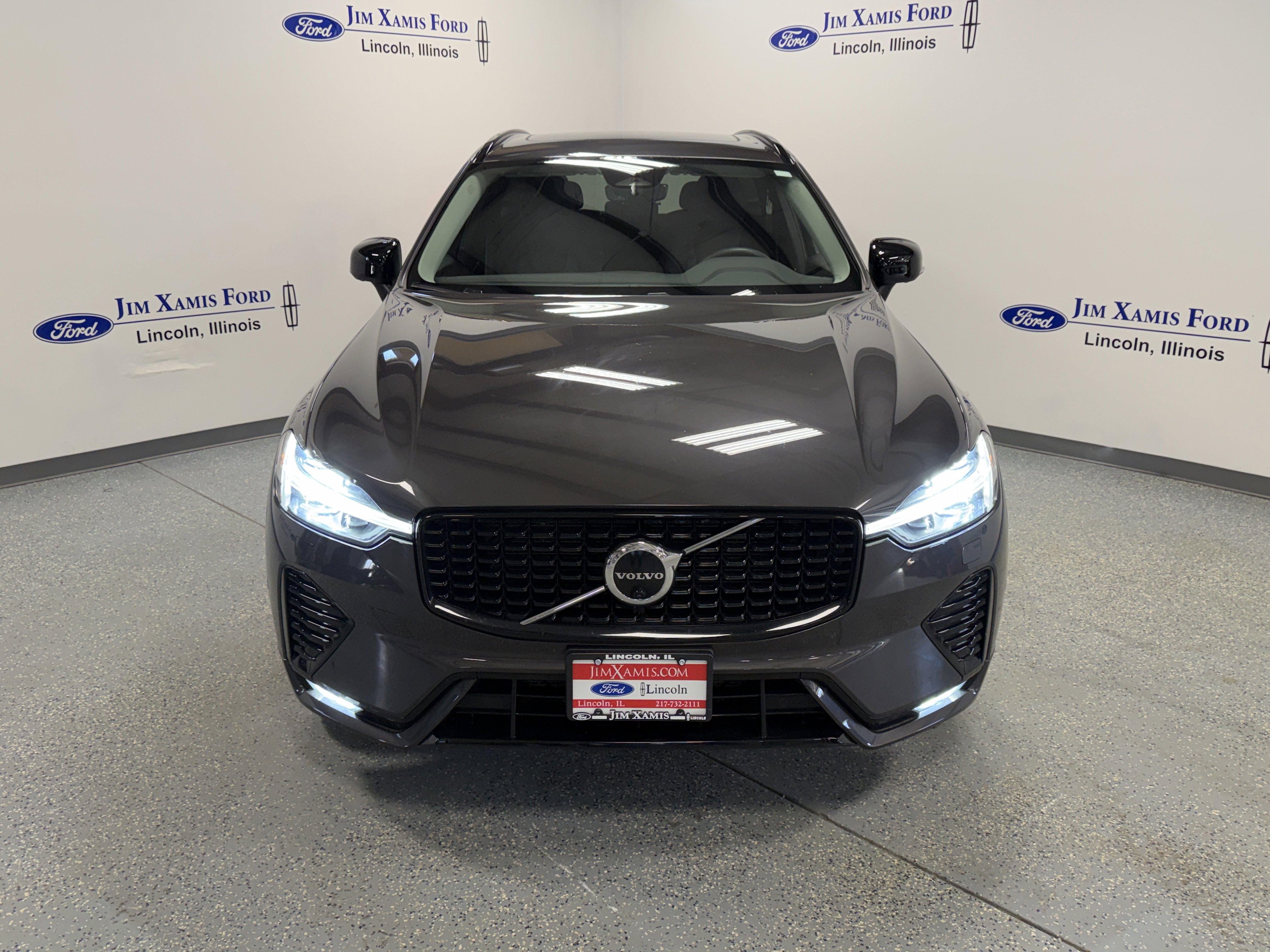 2023 Volvo XC60 Plus Dark Theme