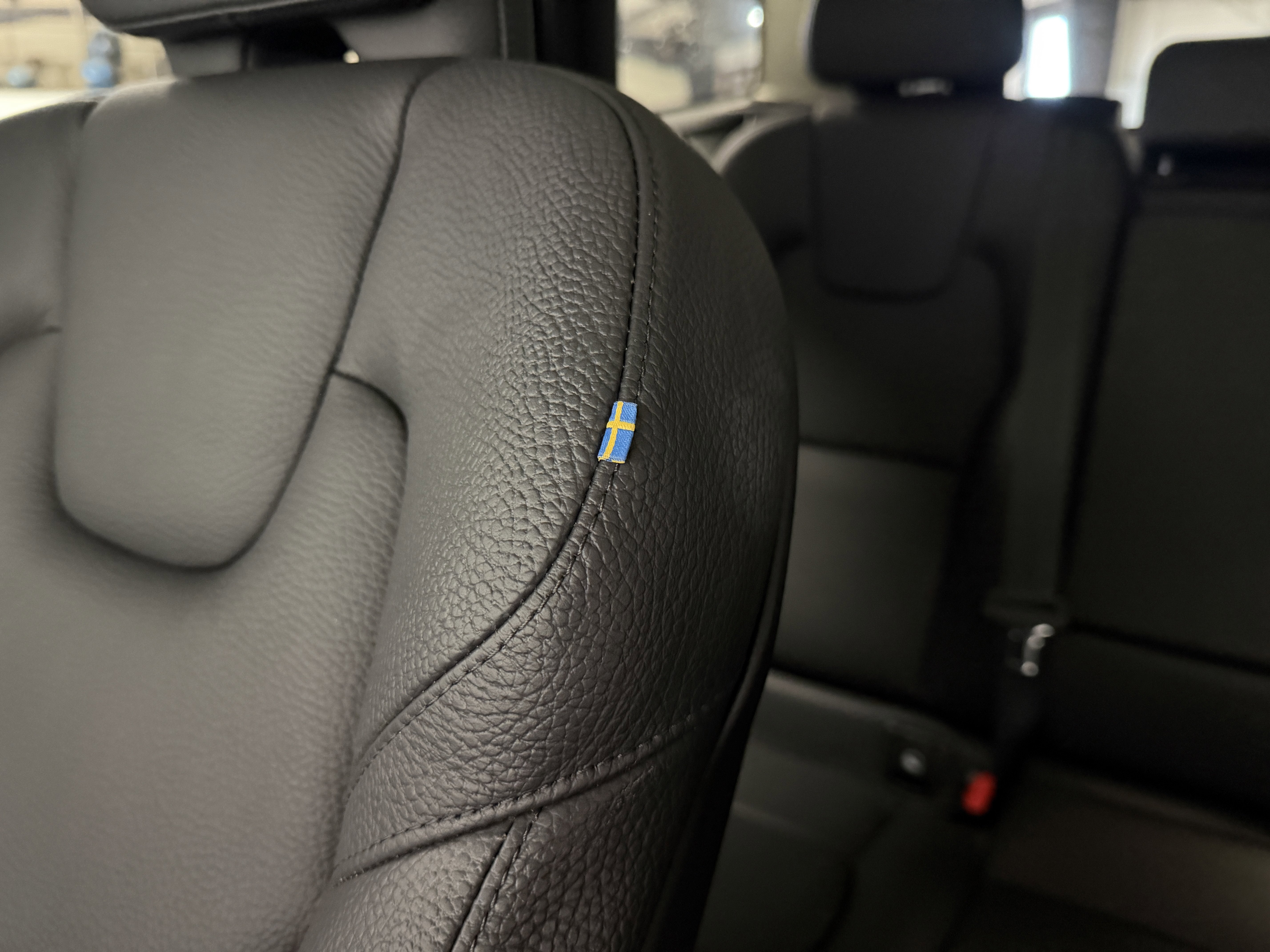 2023 Volvo XC60 Plus Dark Theme