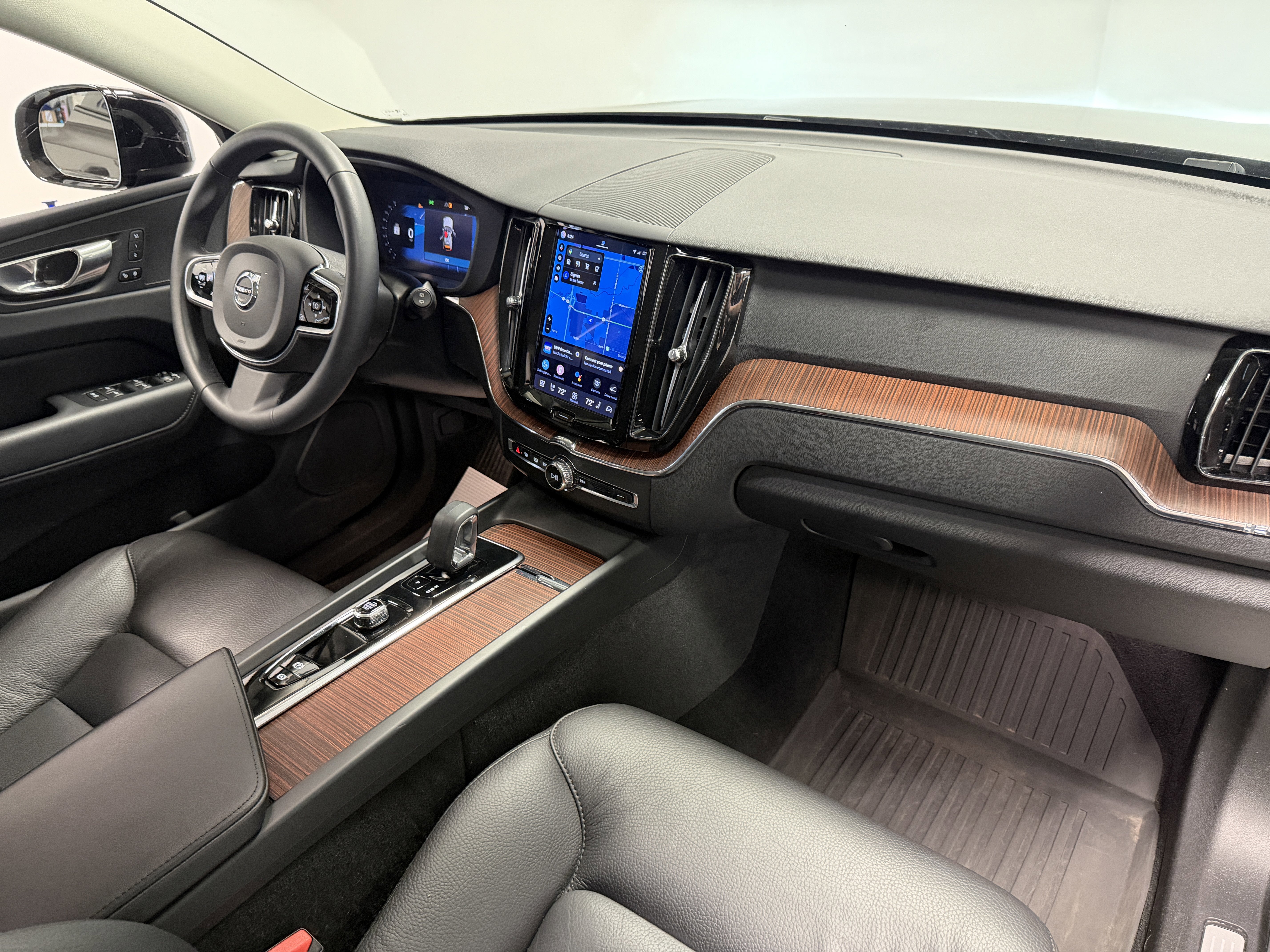 2023 Volvo XC60 Plus Dark Theme