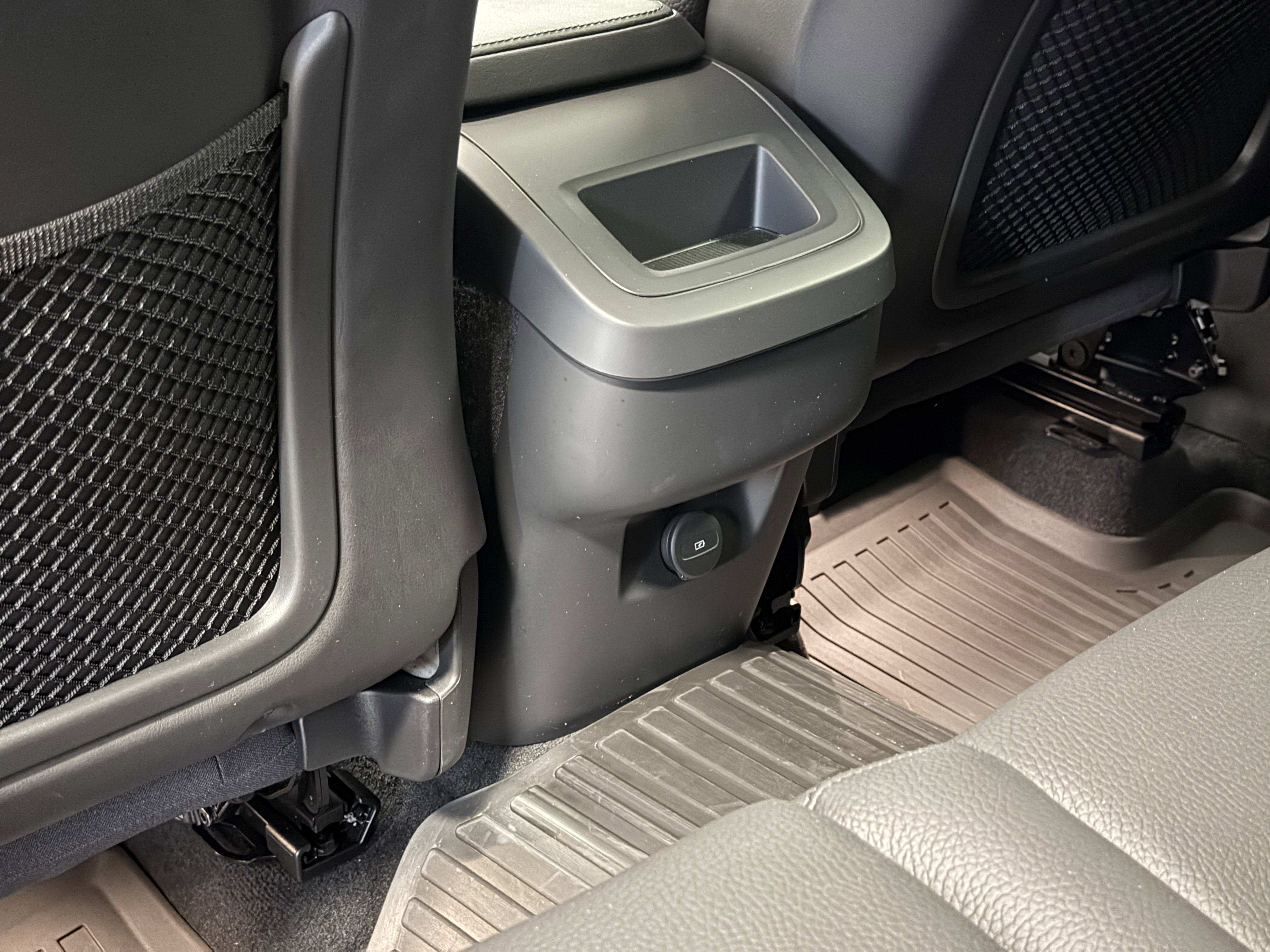 2023 Volvo XC60 Plus Dark Theme