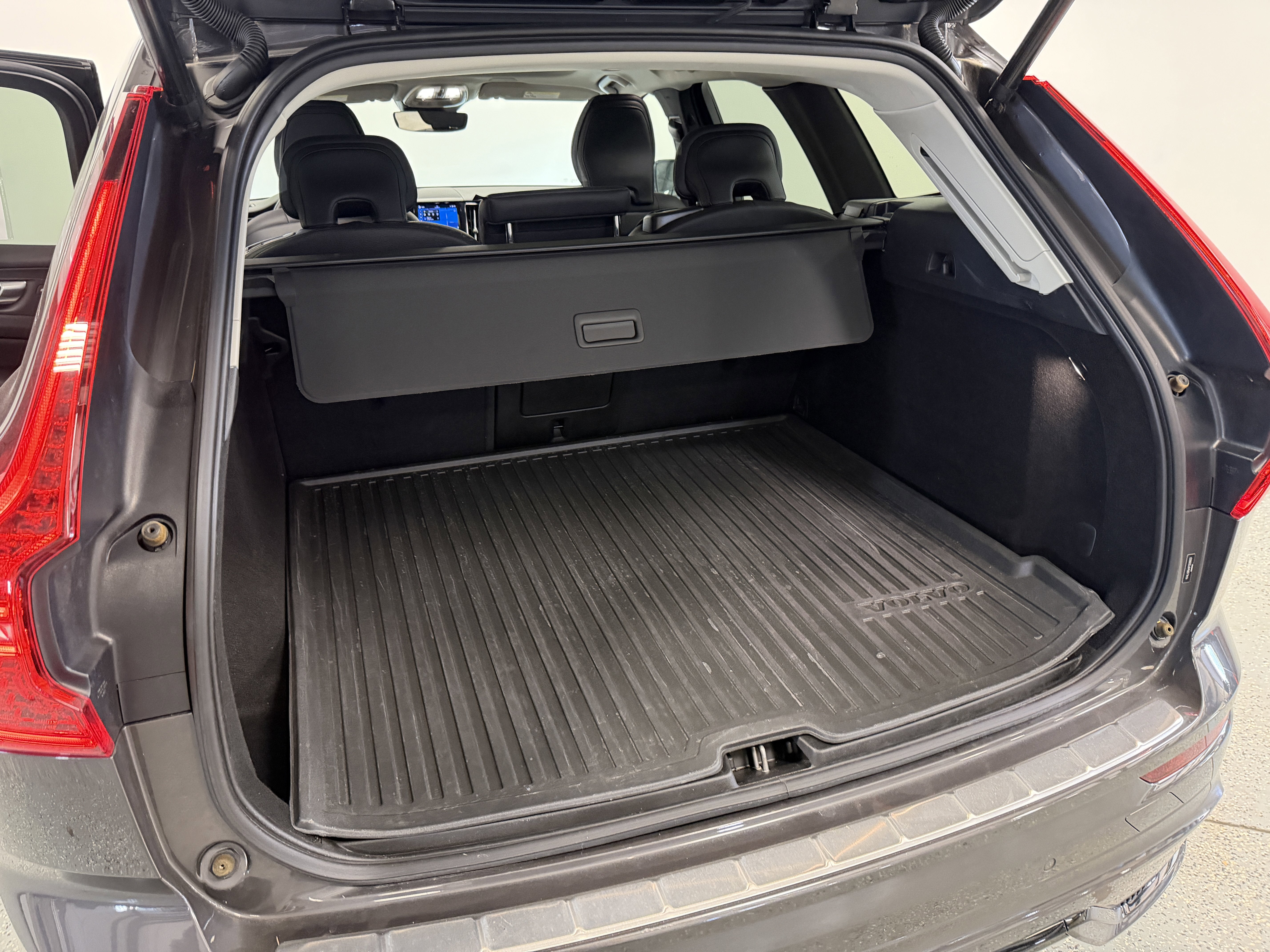 2023 Volvo XC60 Plus Dark Theme