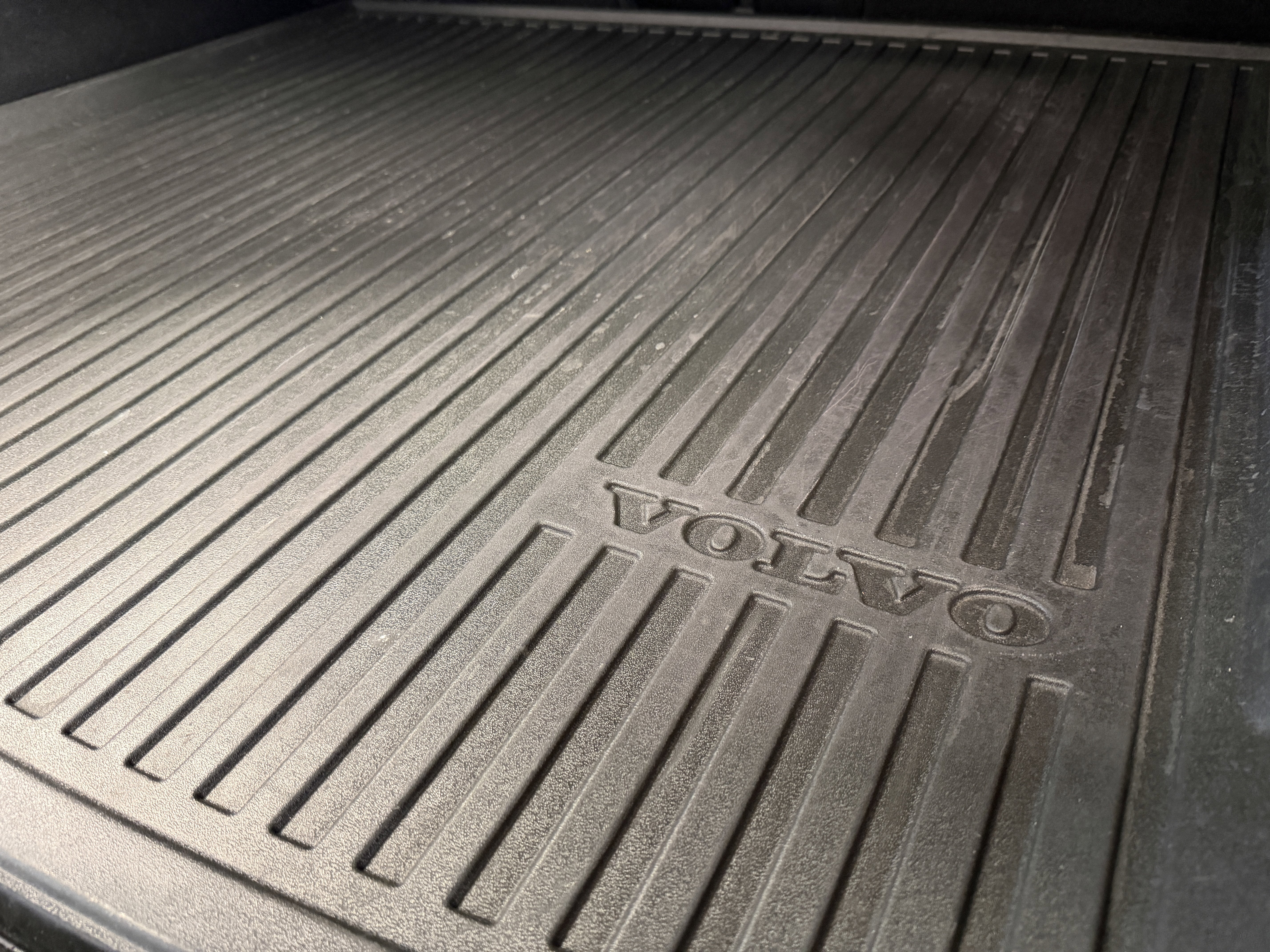 2023 Volvo XC60 Plus Dark Theme