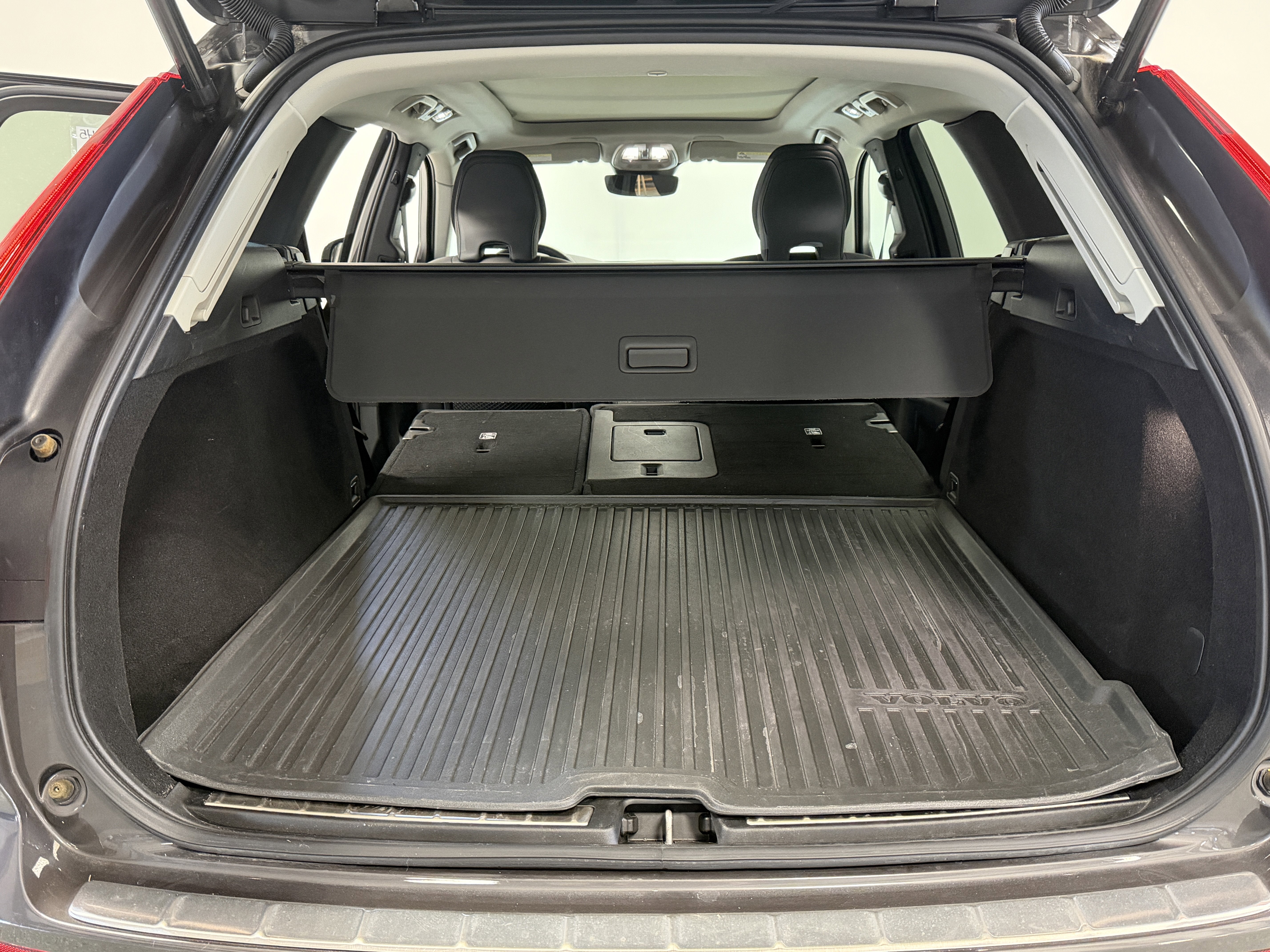 2023 Volvo XC60 Plus Dark Theme