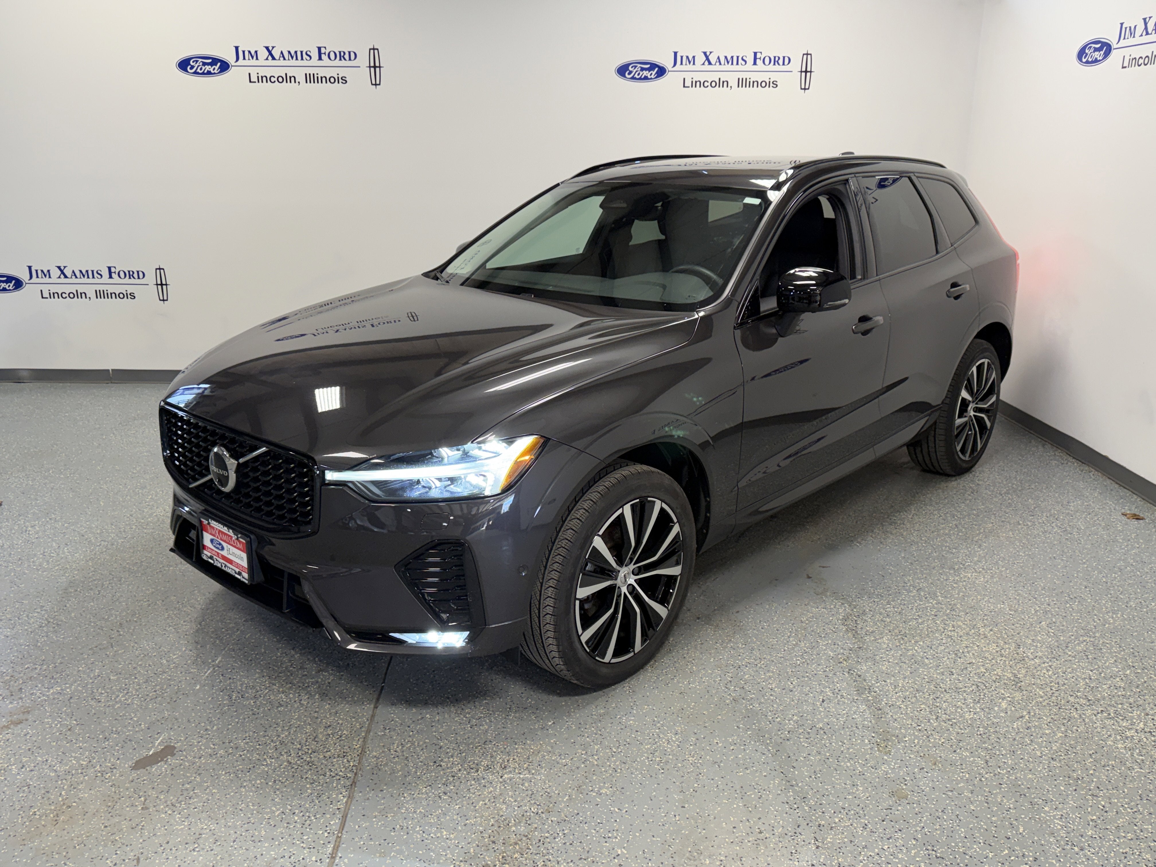 2023 Volvo XC60 Plus Dark Theme