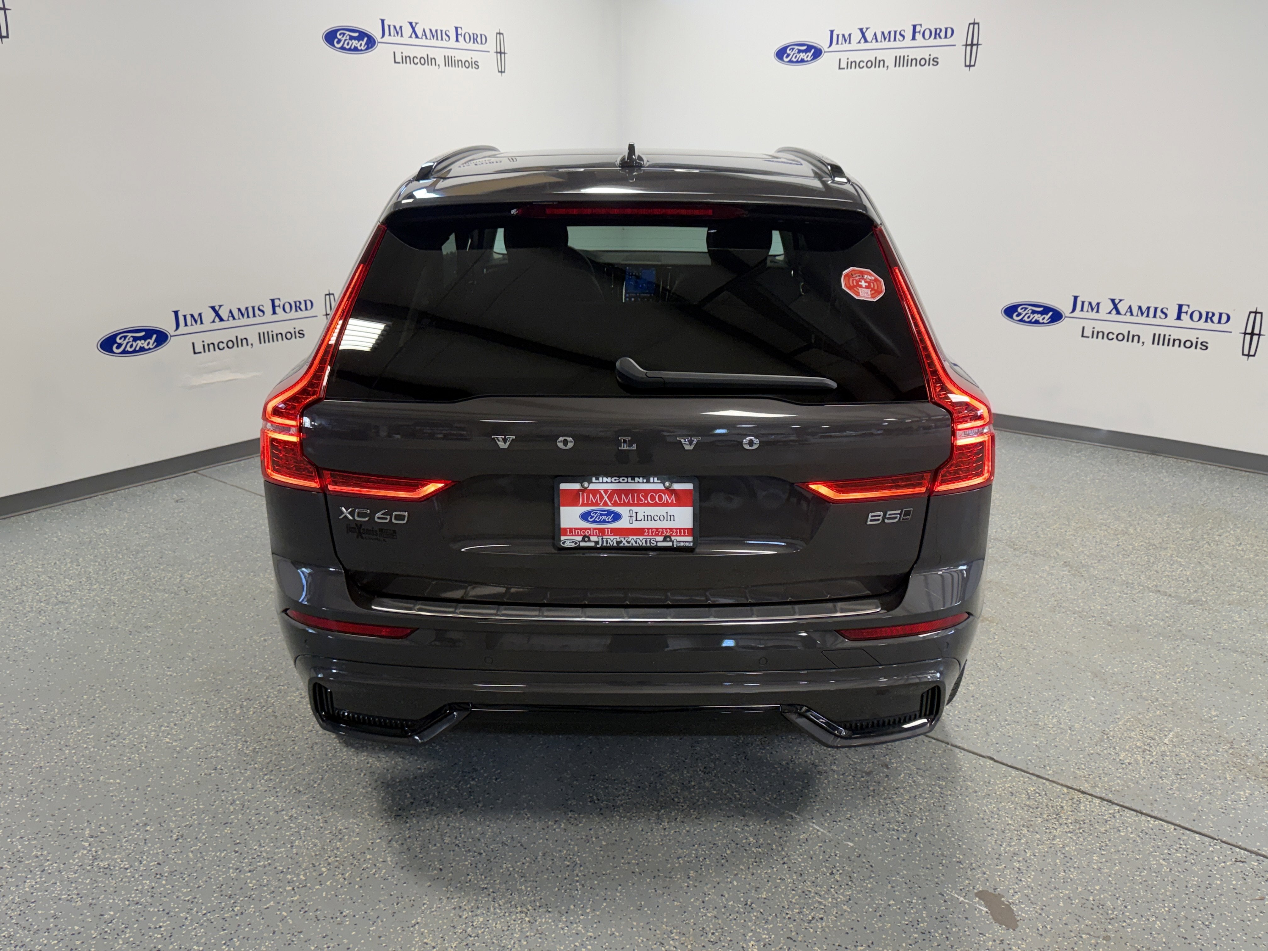 2023 Volvo XC60 Plus Dark Theme