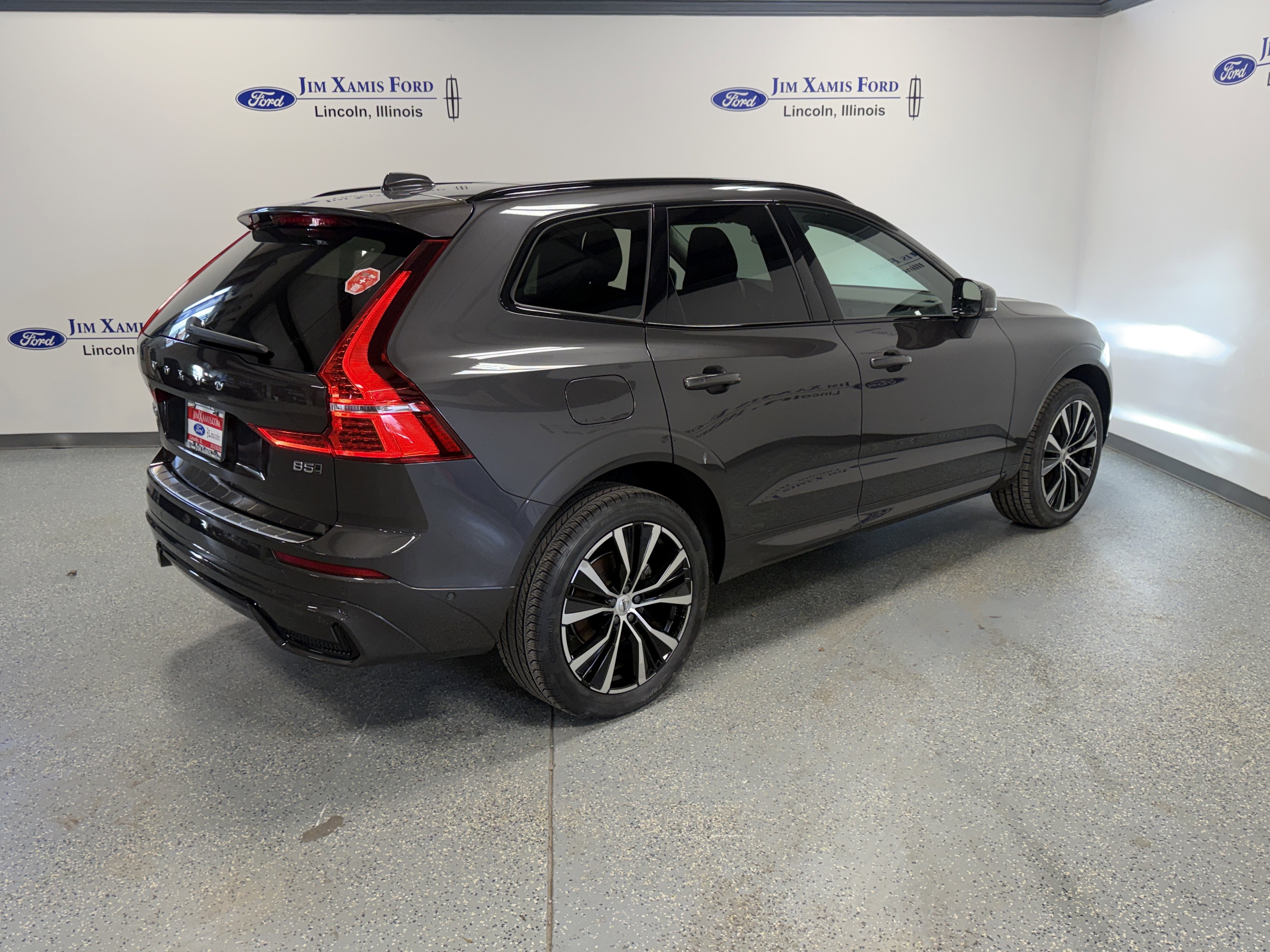 2023 Volvo XC60 Plus Dark Theme