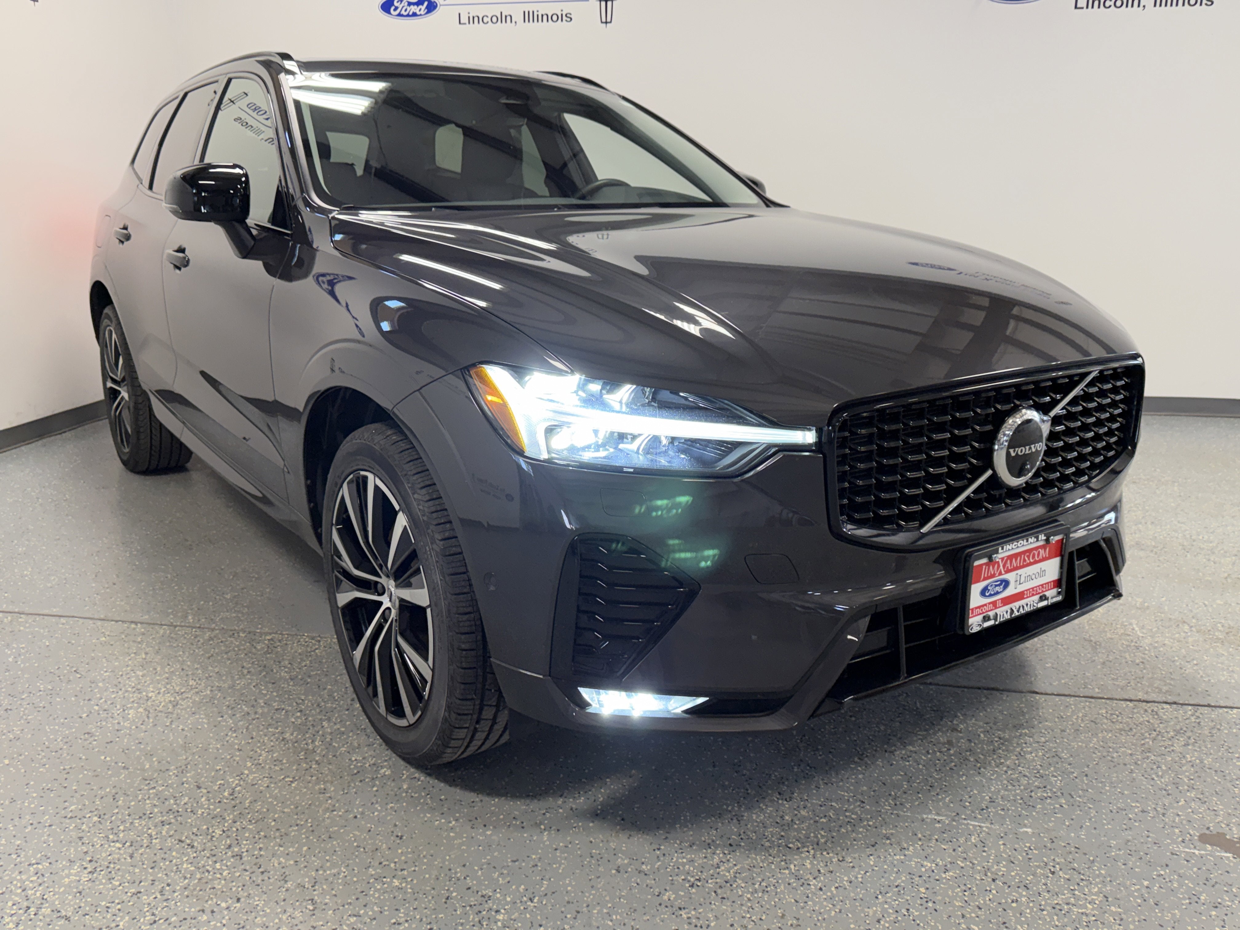 2023 Volvo XC60 Plus Dark Theme