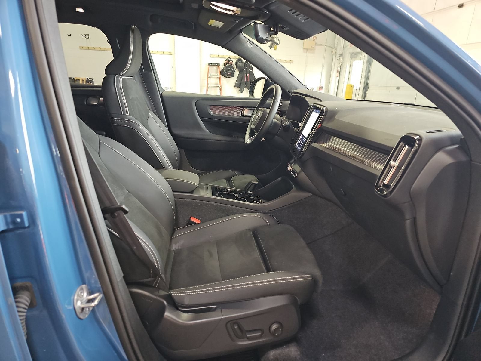 2025 Volvo XC40 Plus Dark Theme