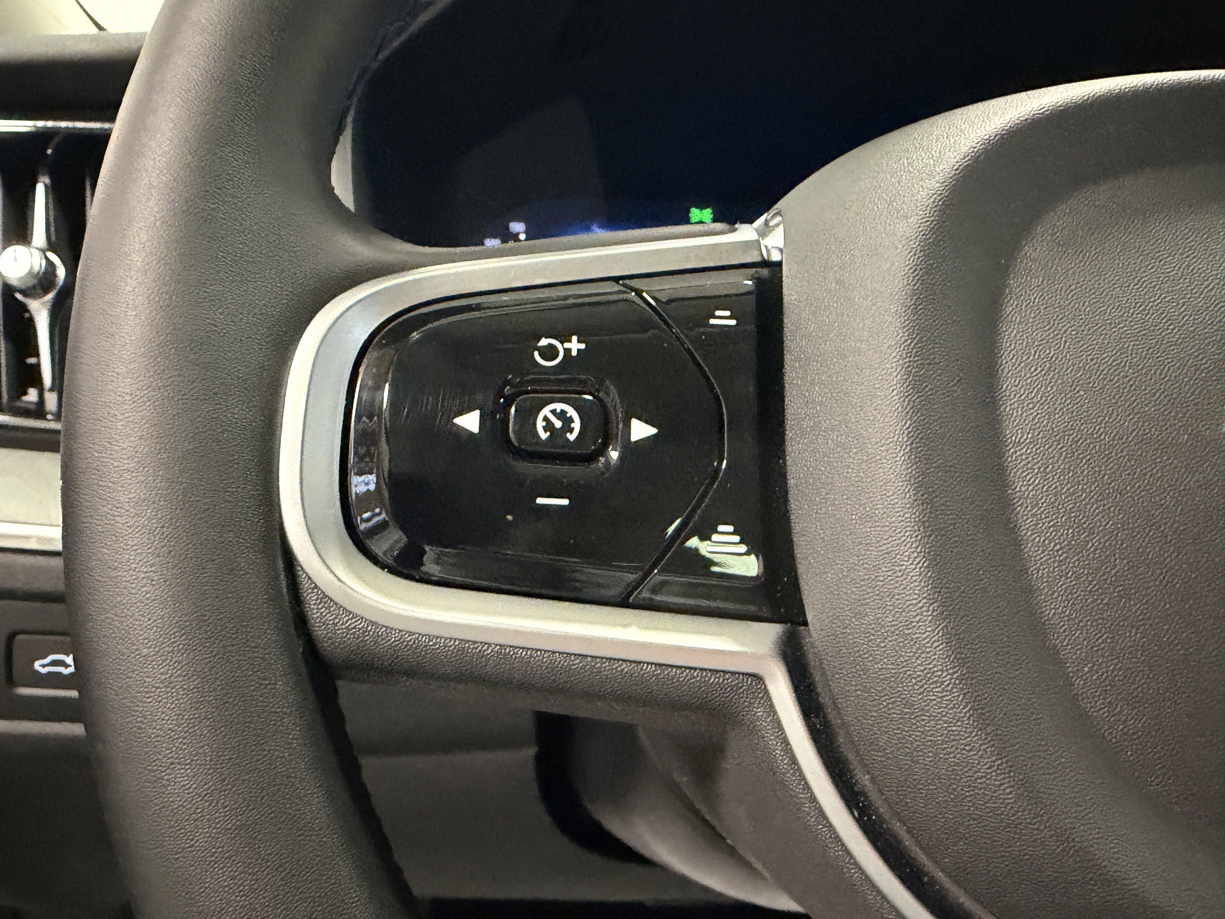 2025 Volvo XC60 Plus