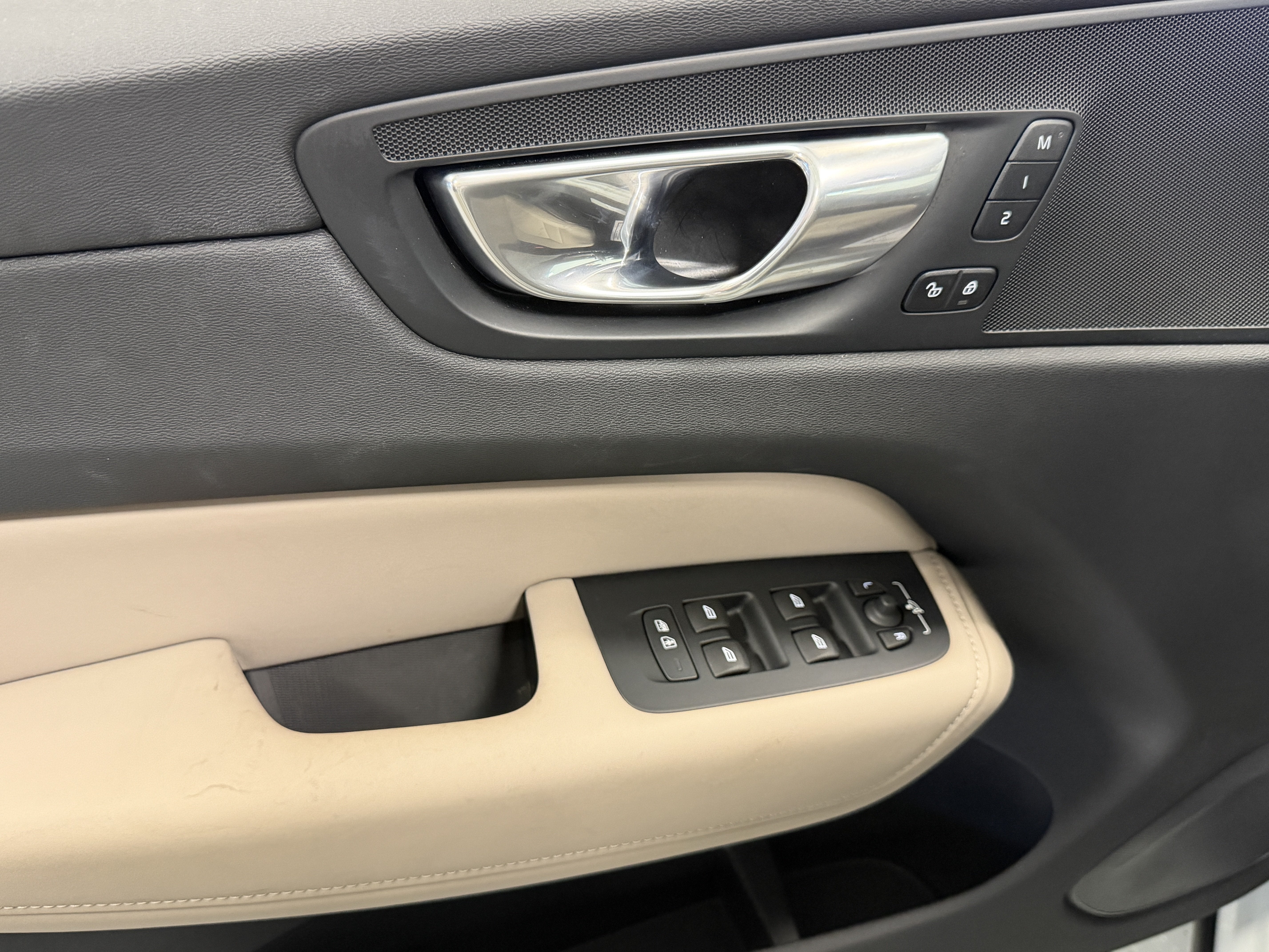 2026 Volvo XC60 Plus
