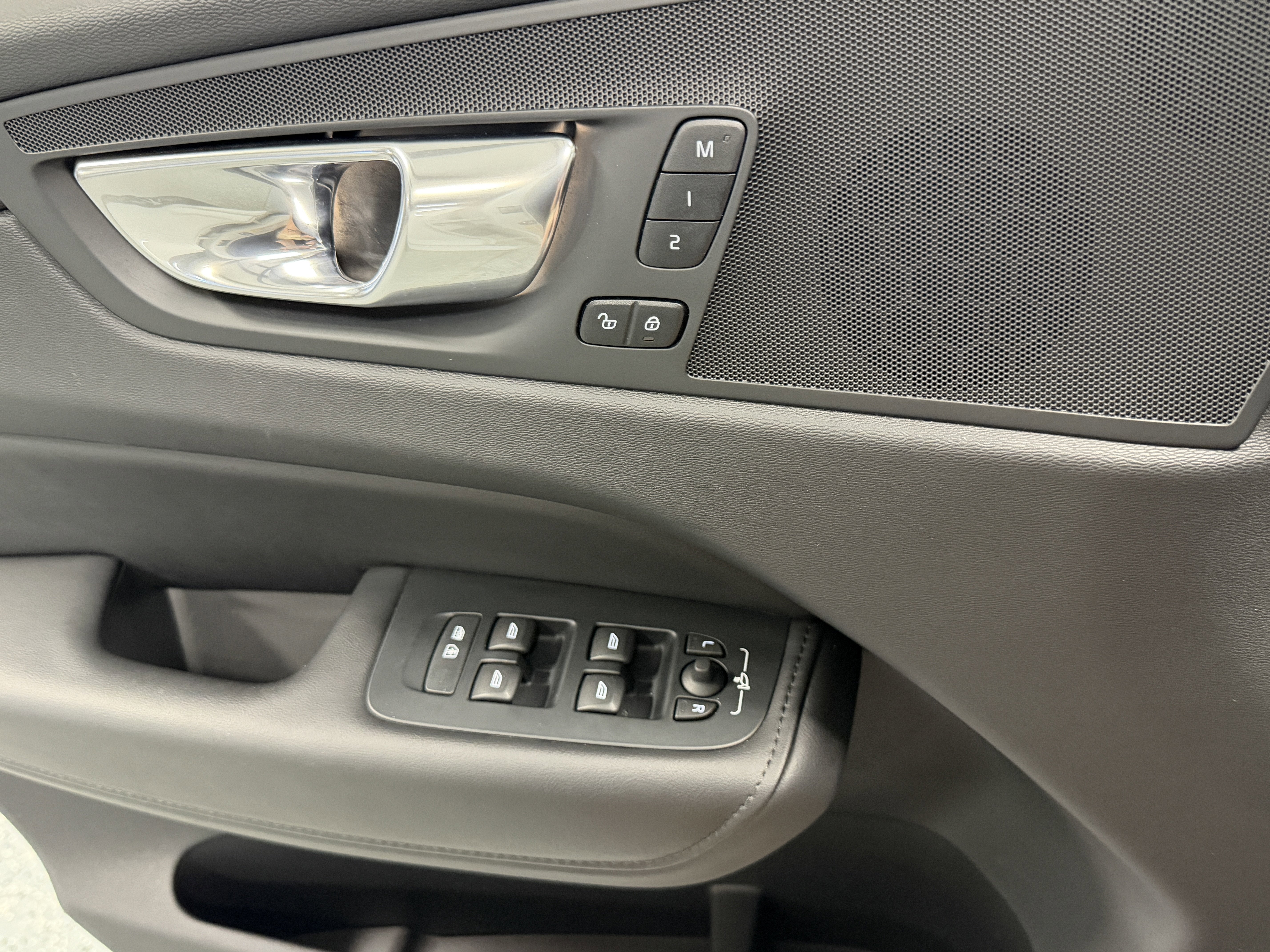 2025 Volvo XC60 Plus