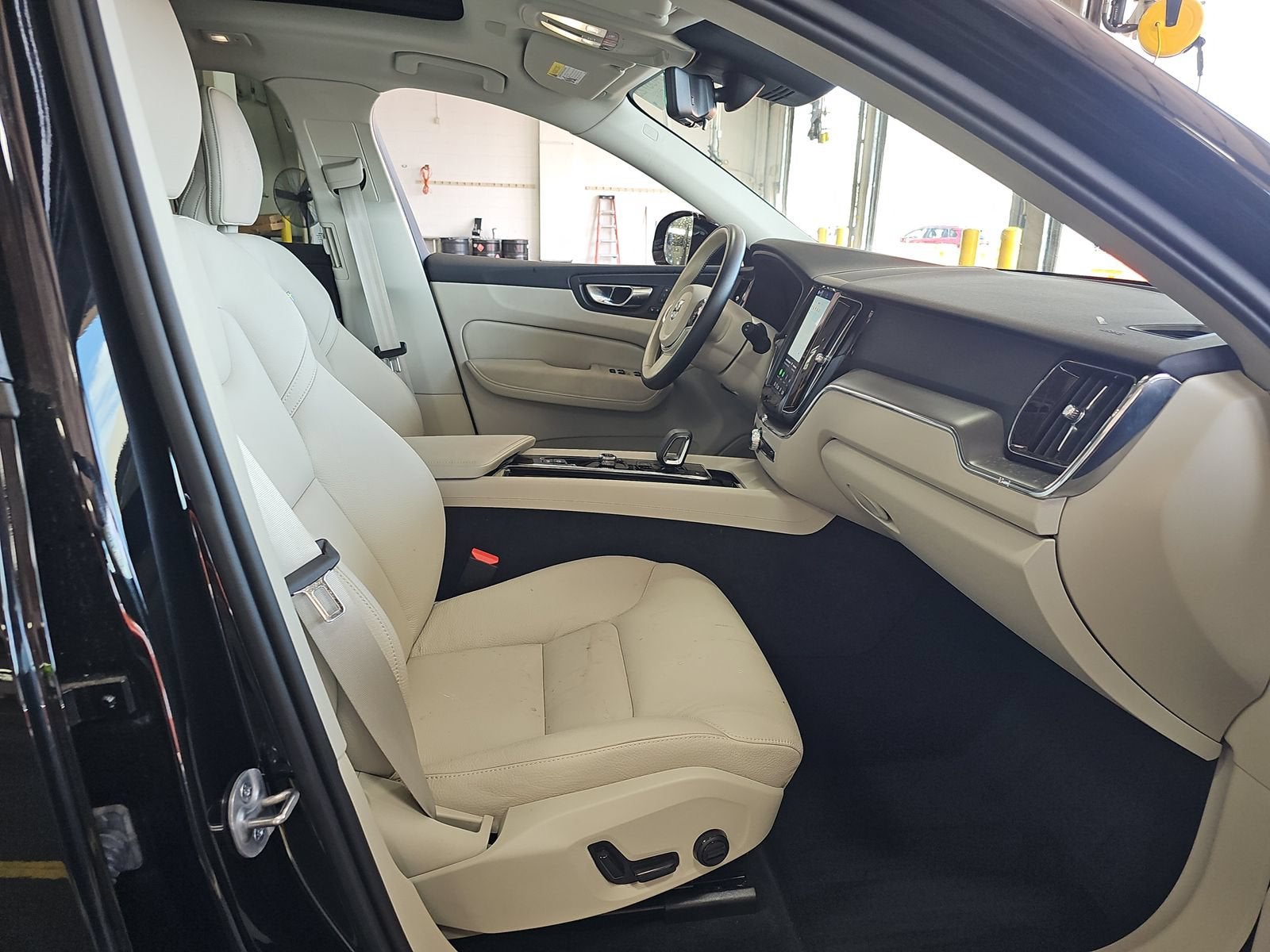 2025 Volvo XC60 Core